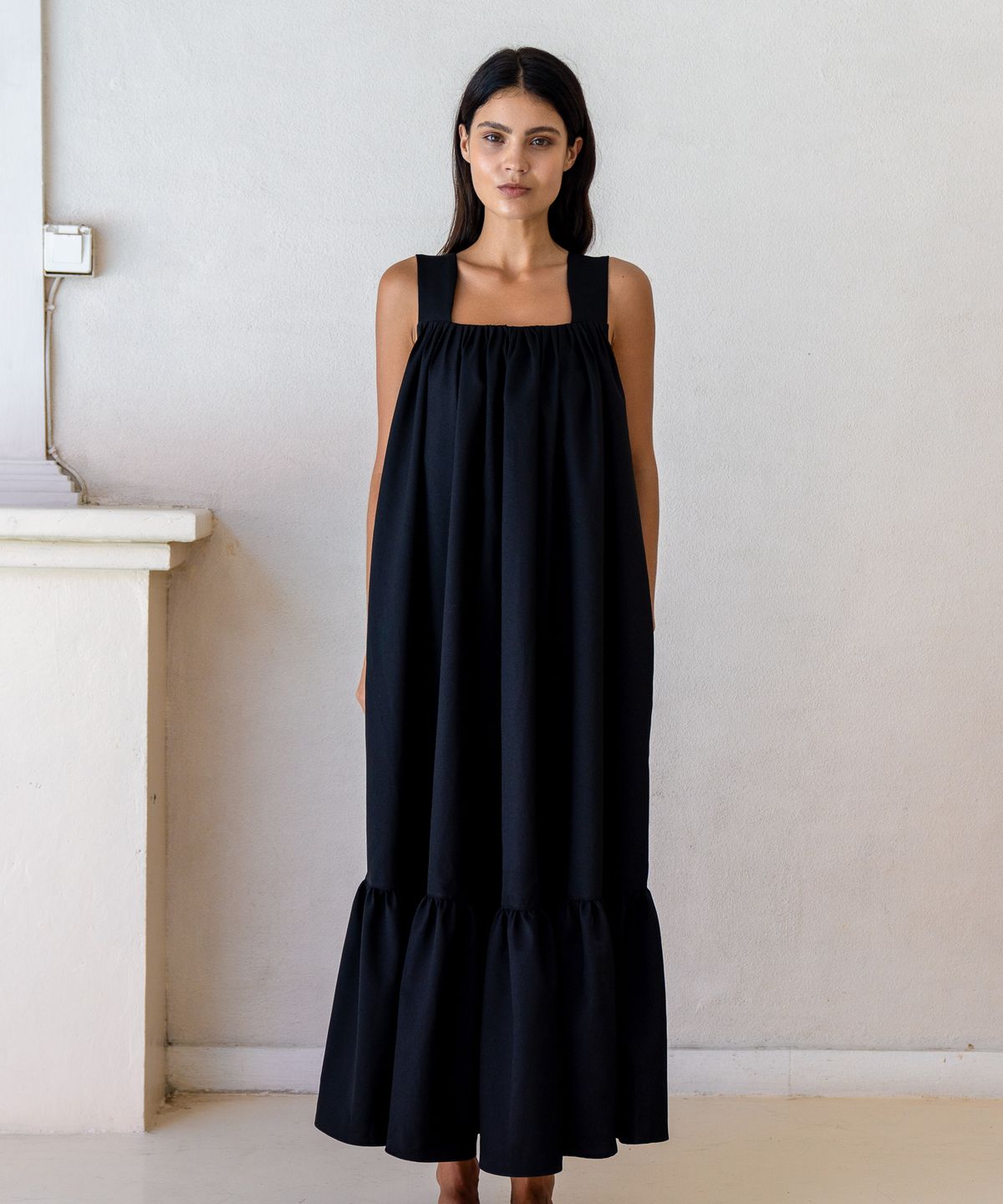 로에(LEAUET) Daphne Black Tie-back Maxi Dress