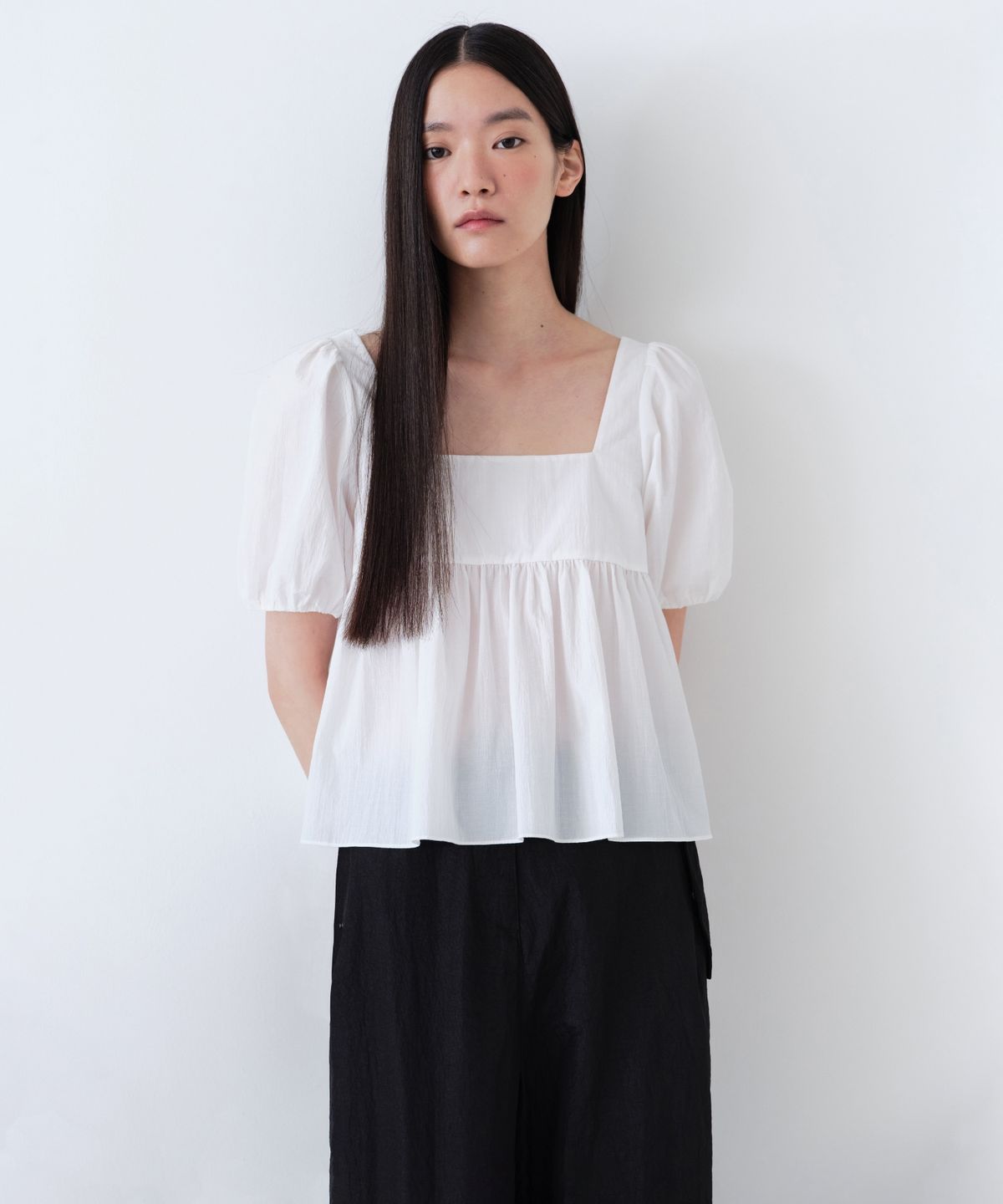무신사 스탠다드 우먼(MUSINSA STANDARD WOMAN) 우먼즈 크링클 퍼프 슬리브 페플럼 블라우스 [화이트]