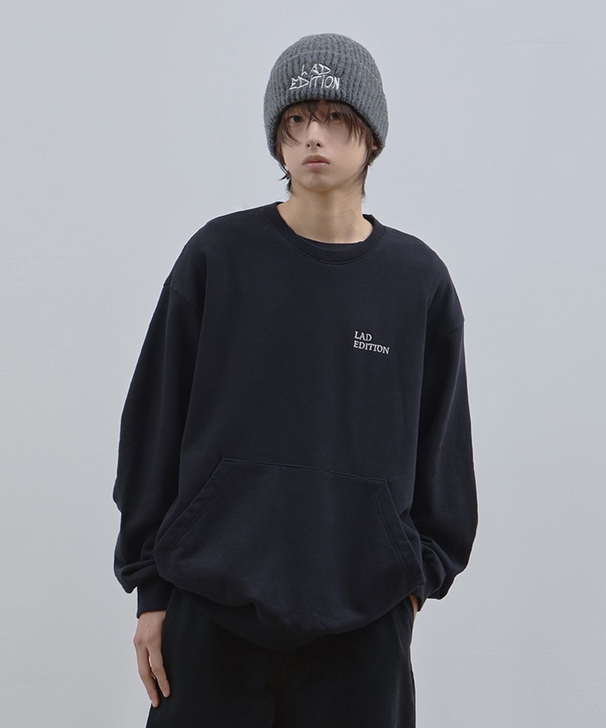 라드에디션(LAD EDITION) 오버핏 로고 포켓 스웻셔츠_블랙