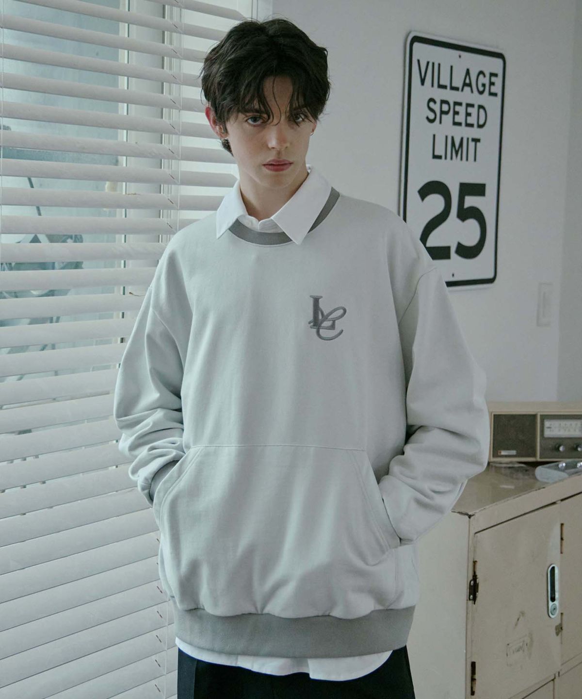 라드에디션(LAD EDITION) 투톤 오버핏 로고 포켓 스웻셔츠