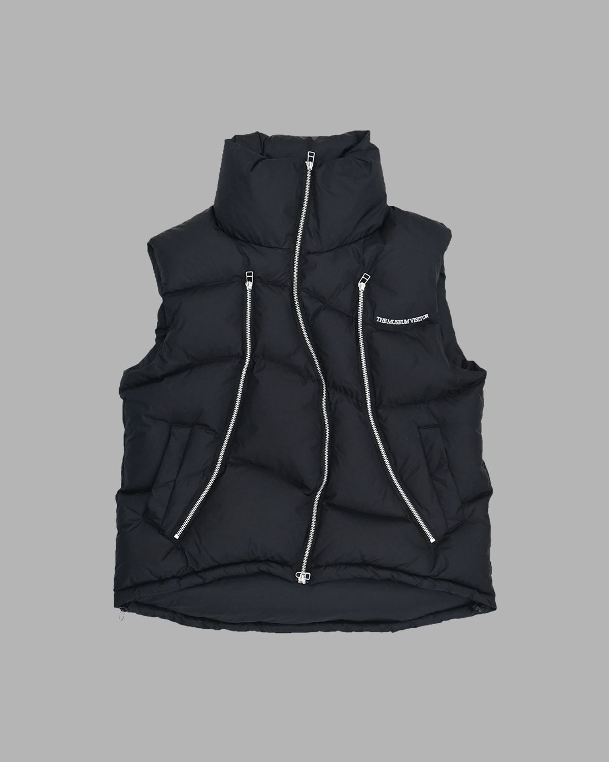 더뮤지엄비지터(THEMUSEUMVISITOR) CURVED ZIPPER PUFFER DOWN VEST (BLACK)