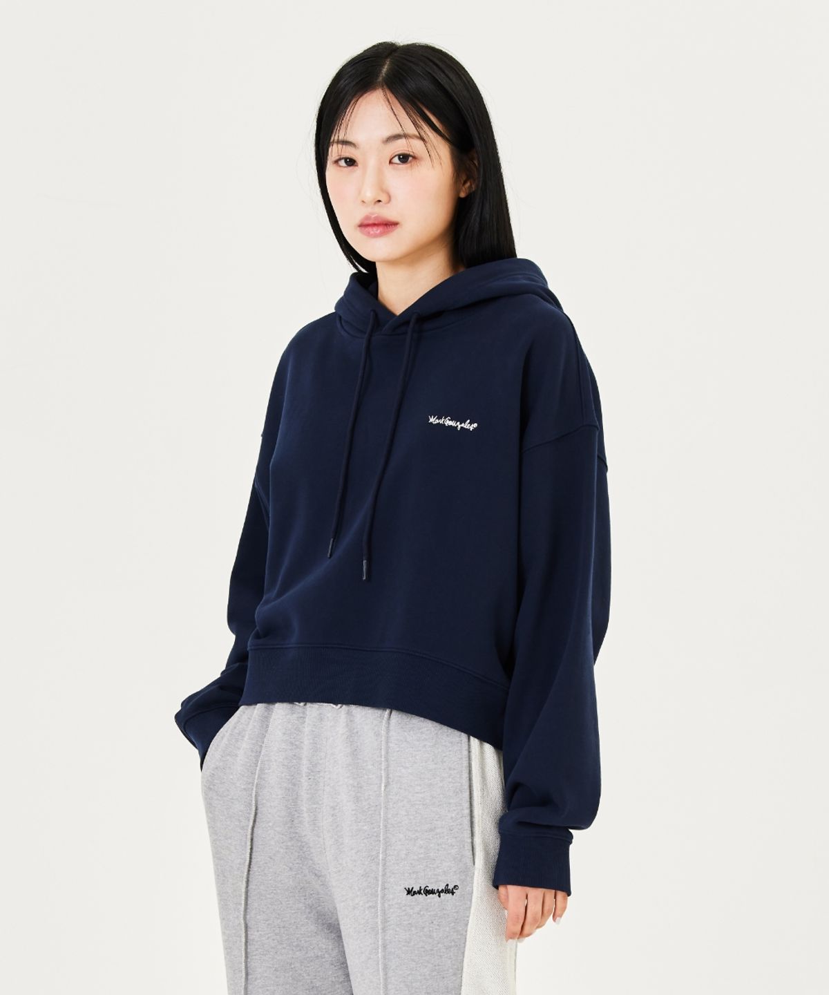 마크곤잘레스(MARK GONZALES) WOMENS SIGN LOGO OG CROPPED SWEAT HOODIE - NAVY