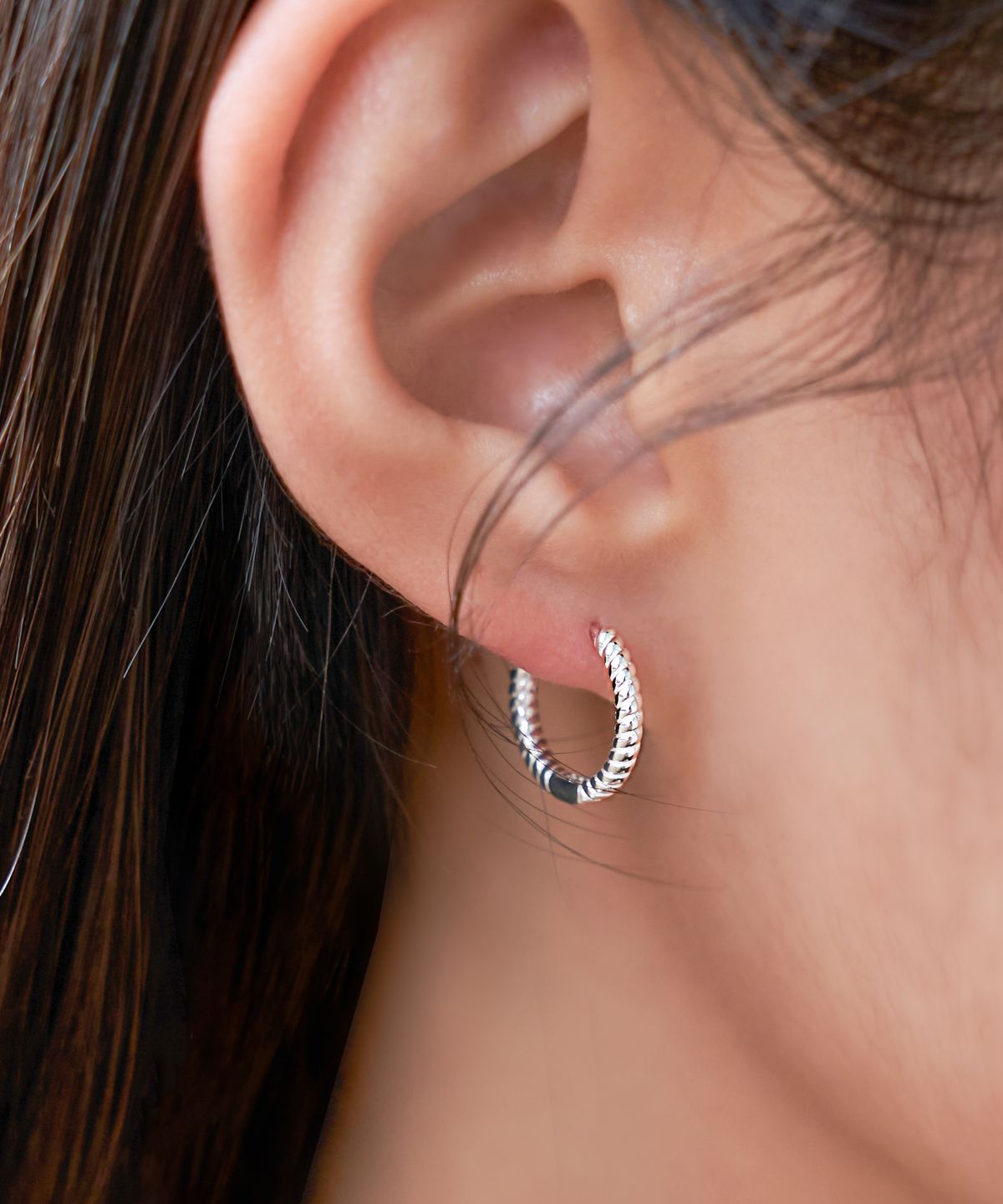 포스트루드(POSTLUDE) [SILVER] ROPE HOOP EARRINGS (2 COLORS)