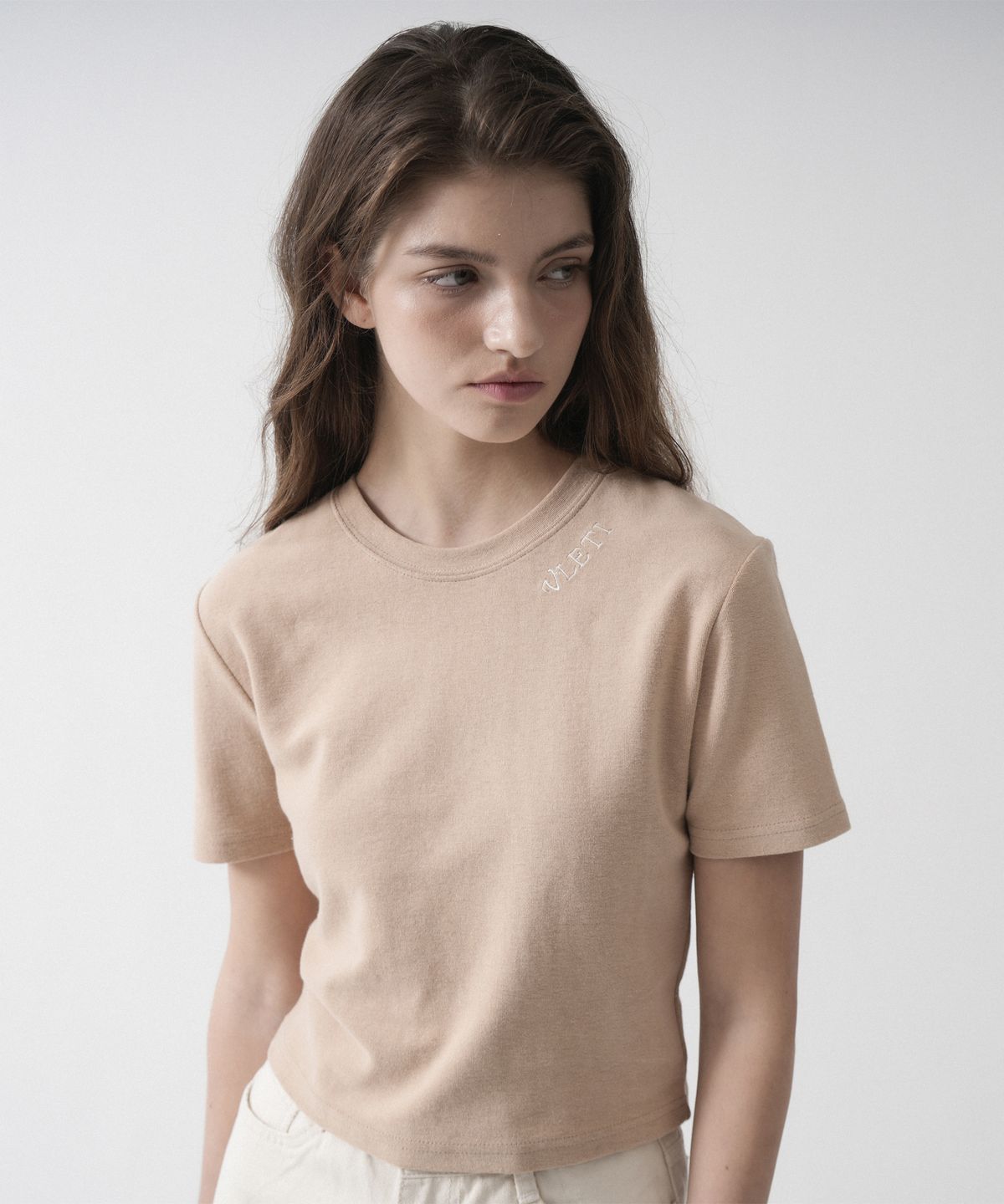 블레티(VLETI) Logo Needlework Slim Crop T-shirt (Beige)