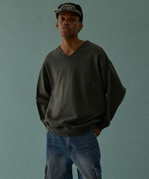 아카릿 3320 브이넥 오버핏 다크그레이 스웨트셔츠