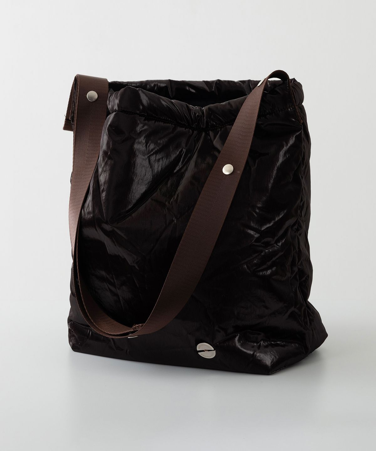 네벨에브리웨어(NEBELEVERYWEAR) Glossy padding bag_burgundy