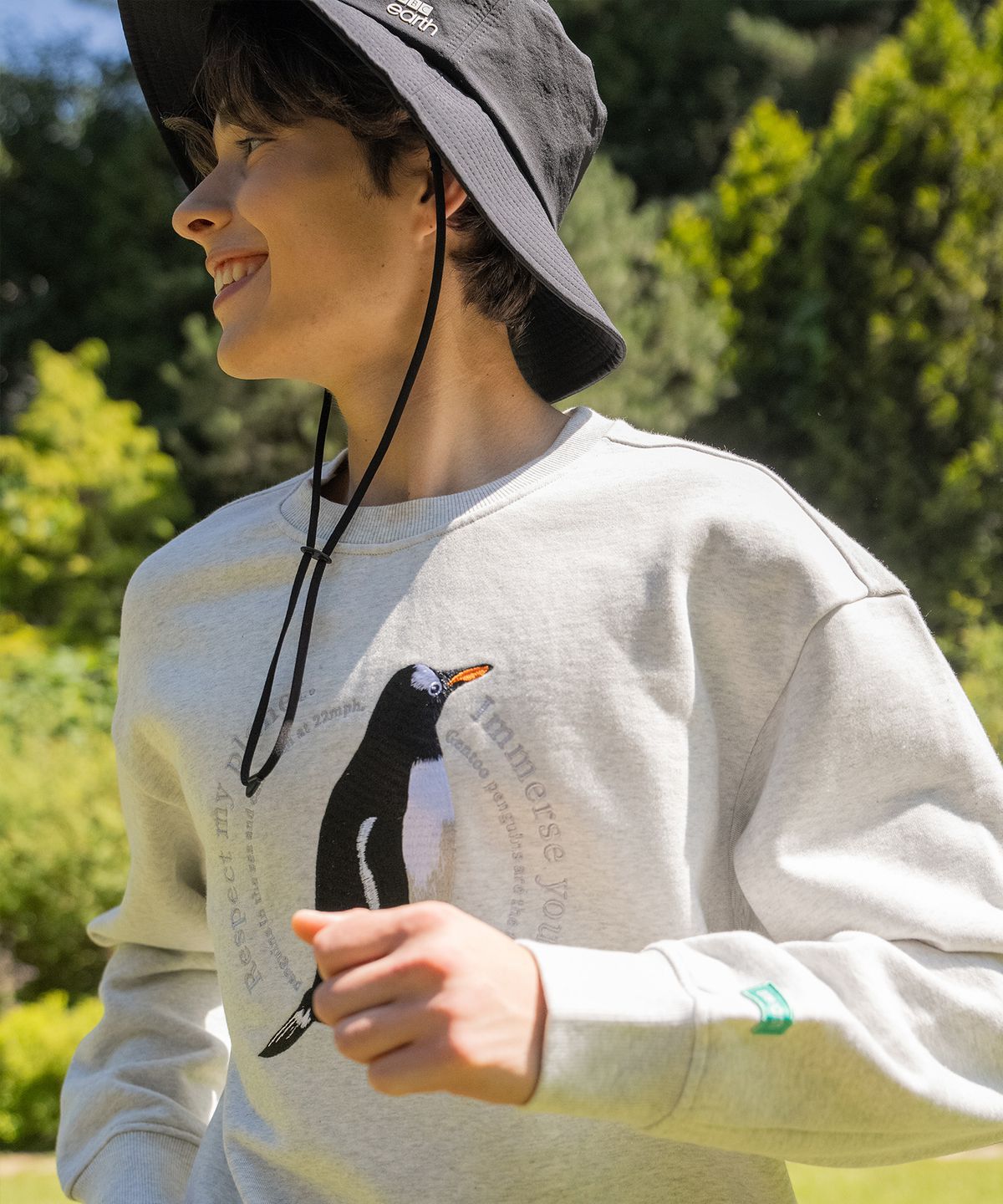 비비씨 어스(BBC EARTH) 애니멀 자수 기모 맨투맨 라이트 그레이_Light Grey