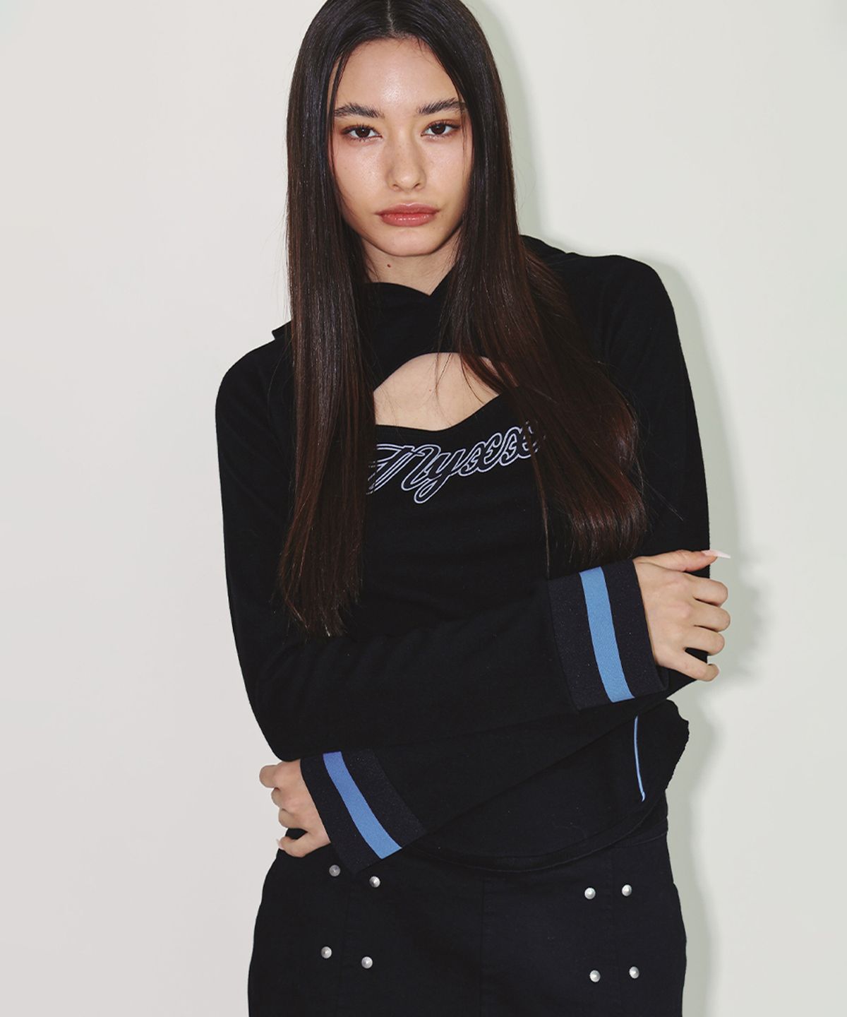 엔와이엑스엑스(NYXX) MIDDLE SLIT HOOD LONG SLEEVE BLACK