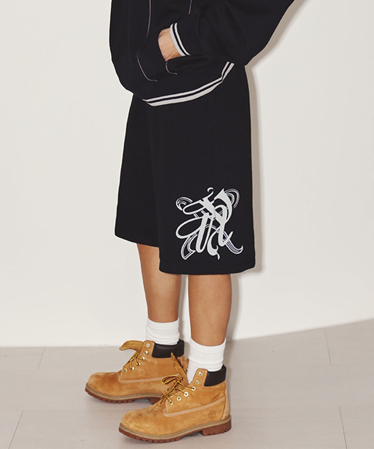 엔와이엑스엑스(NYXX) EMBLEM HALF PANTS BLACK