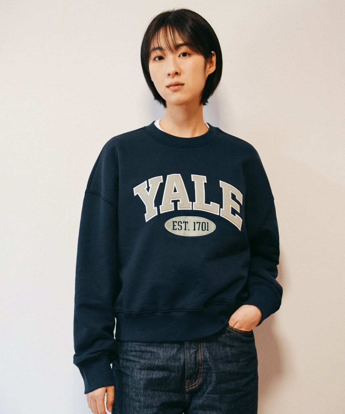 예일(YALE) 우먼즈 투톤아치 크롭 스웨트셔츠_네이비