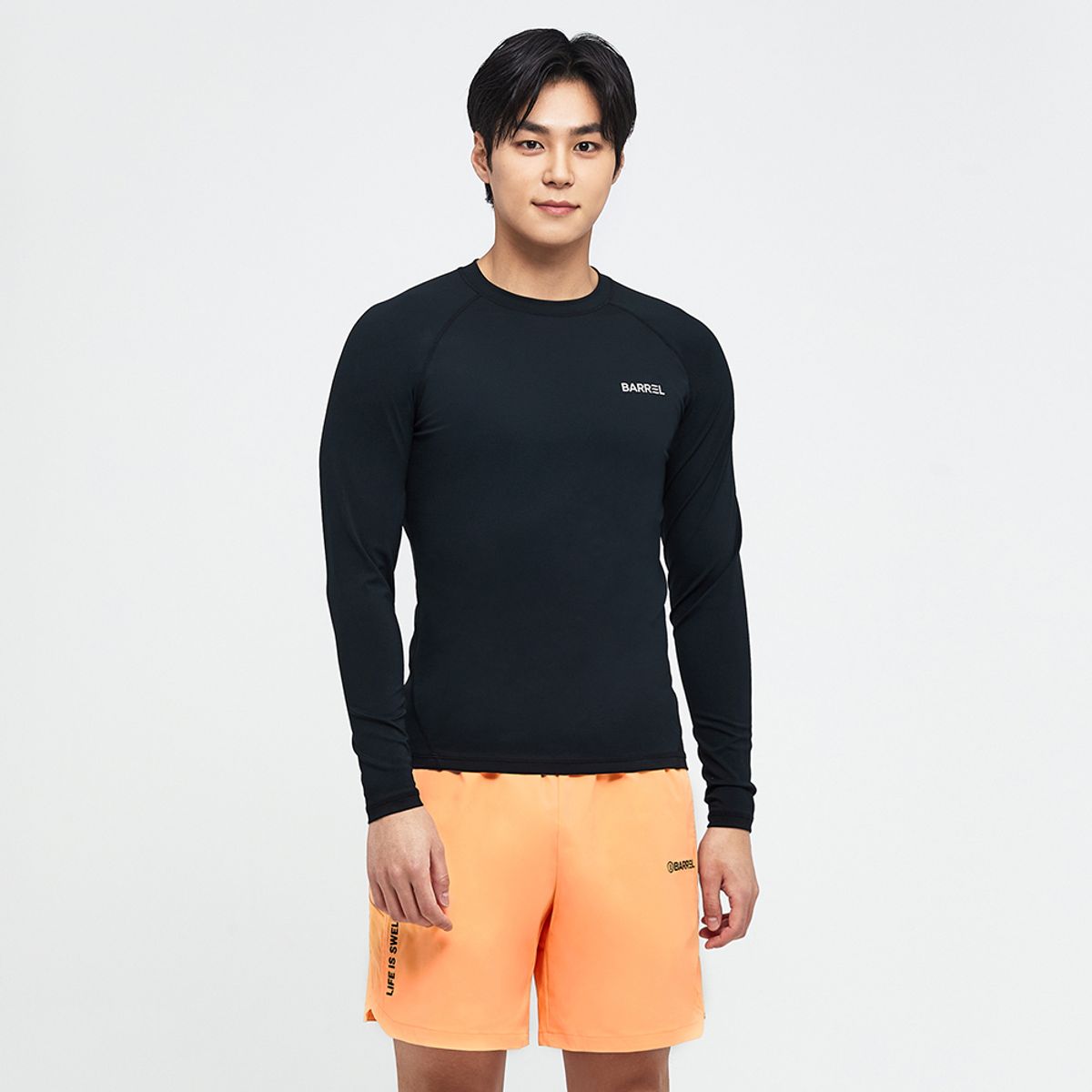 배럴(BARREL) 맨 에센셜 스탠다드핏 래쉬가드 블랙 (B4SMWRG101BLK)
