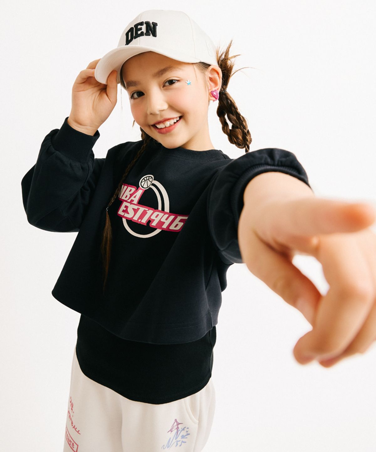 엔비에이 키즈(NBA KIDS) 여아 로고 포인트 크롭 맨투맨(K241TS640P) 블랙