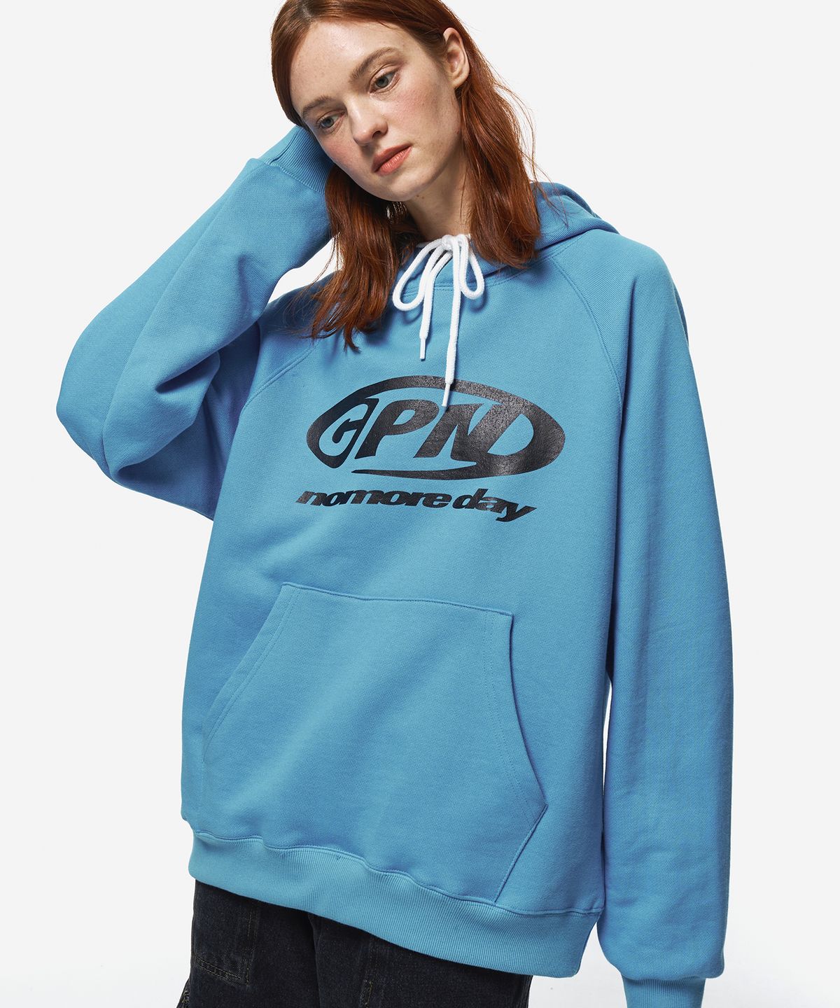 꼼파뇨(CPGN STUDIO) OVAL C LOGO 레글런 후드티 블루