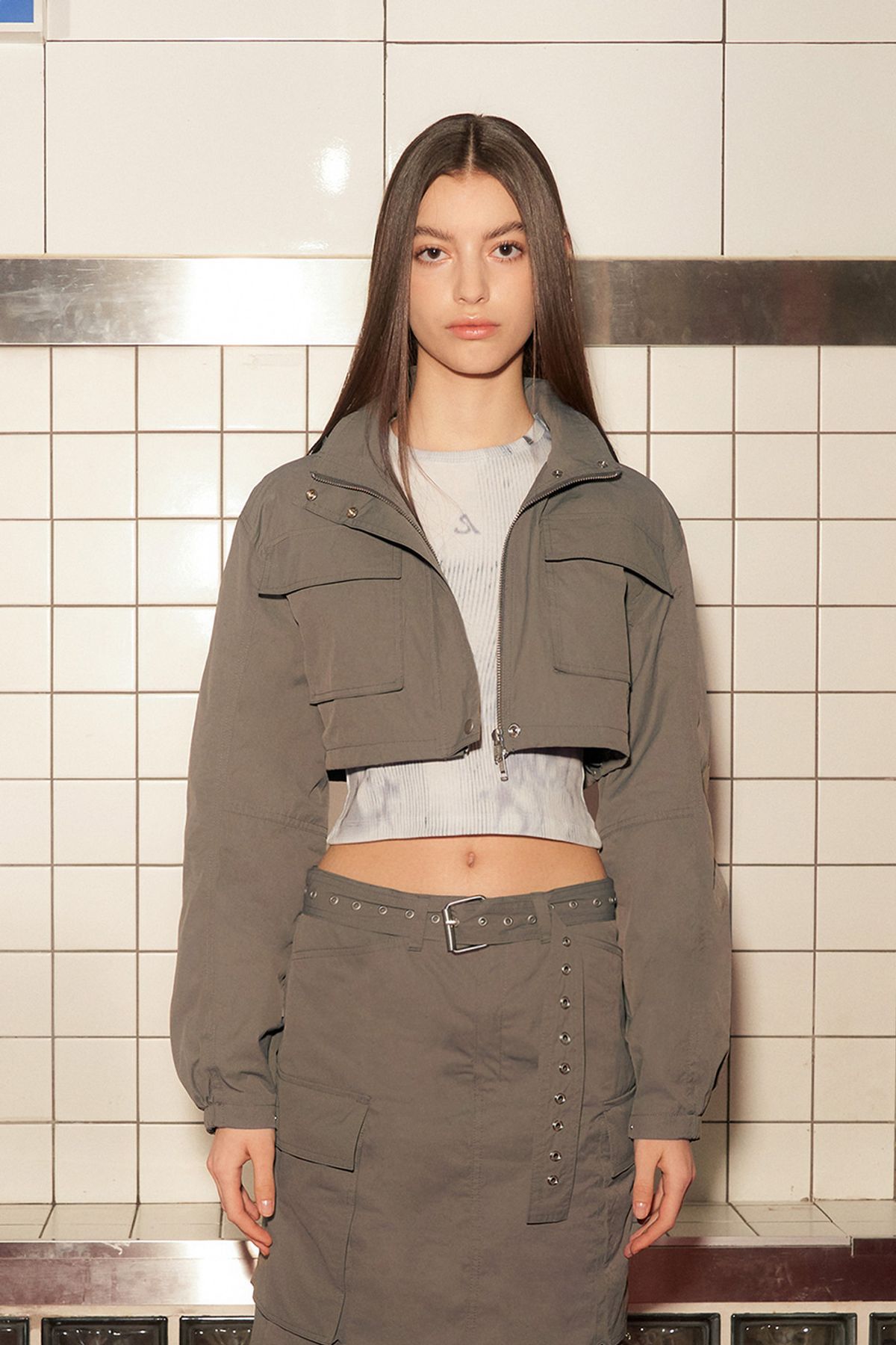 애프터아워즈(AFTERHOURS) HOODED CROP JACKET (KHAKI-GREY)