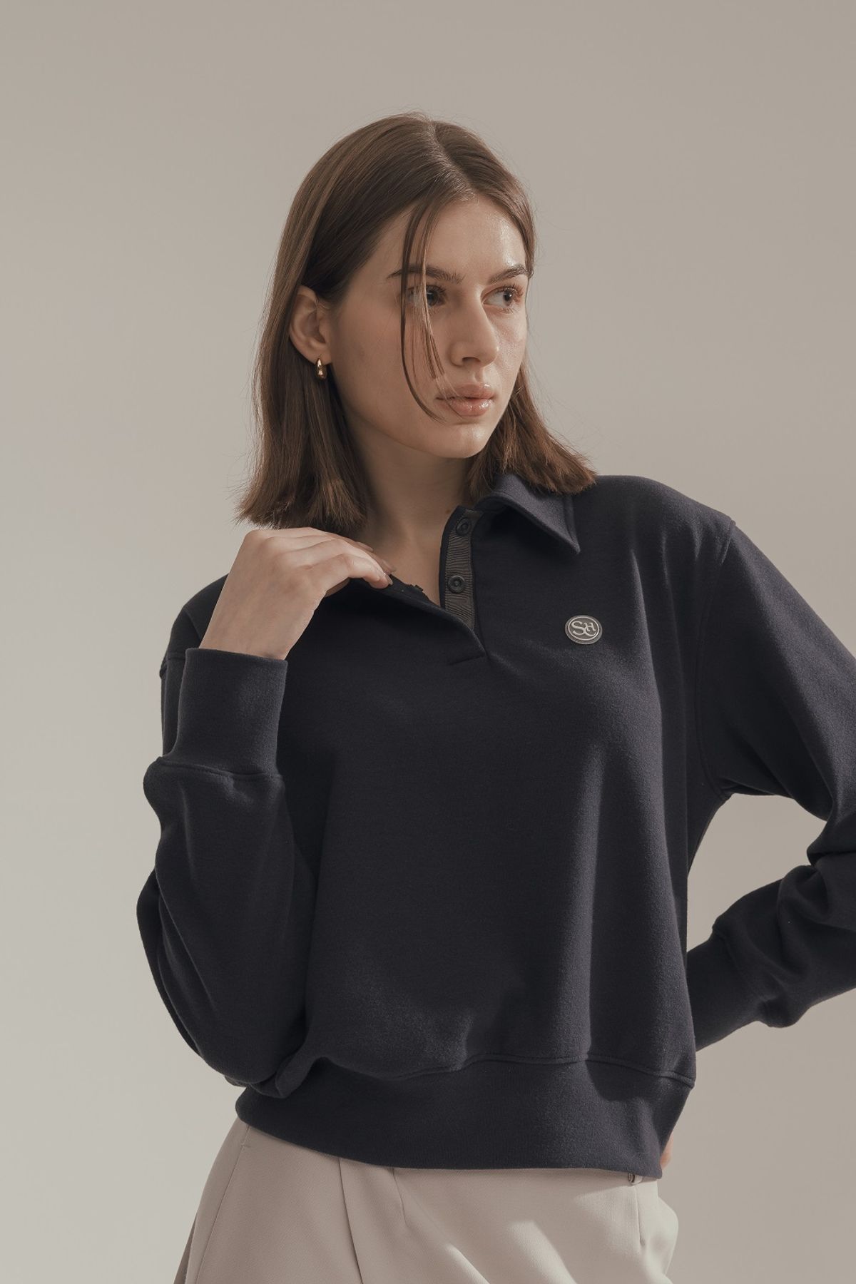 슈와(SCHWA) 웜 배색포인트 카라맨투맨 (PALE NAVY)