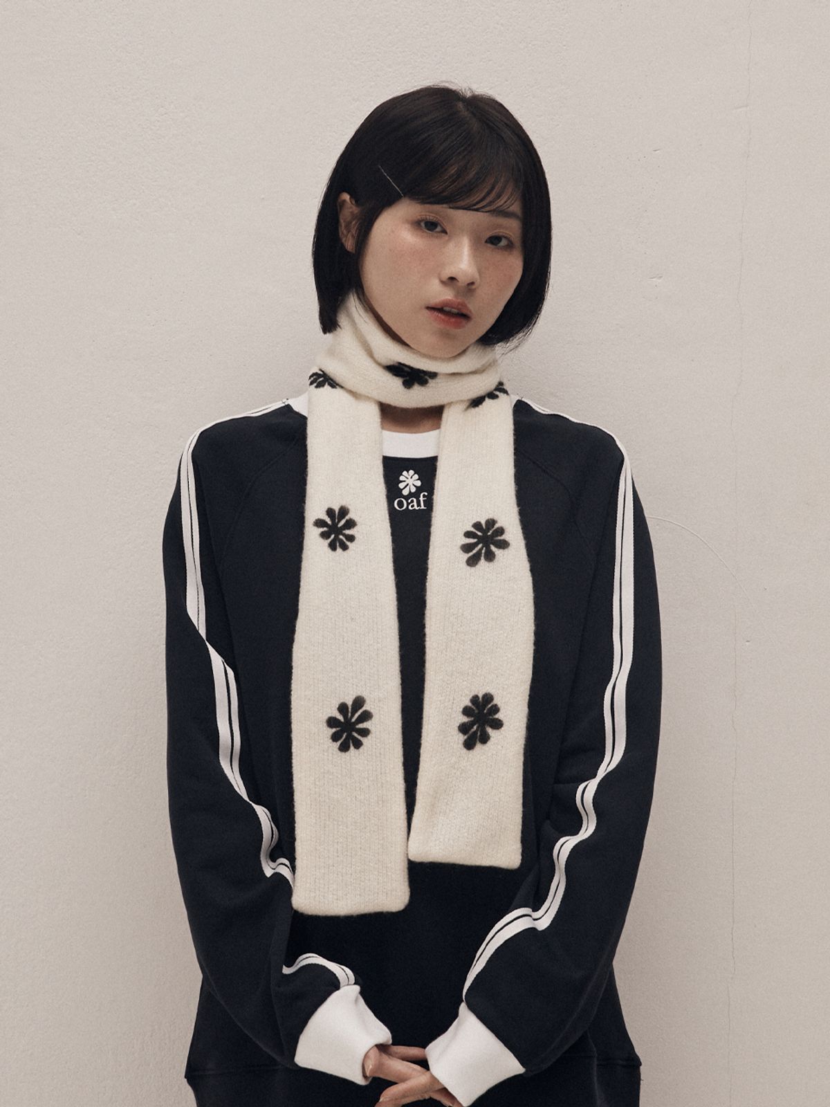 오피쉬(OAFISH) SPRAY LOGO MUFFLER, IVORY/BLACK