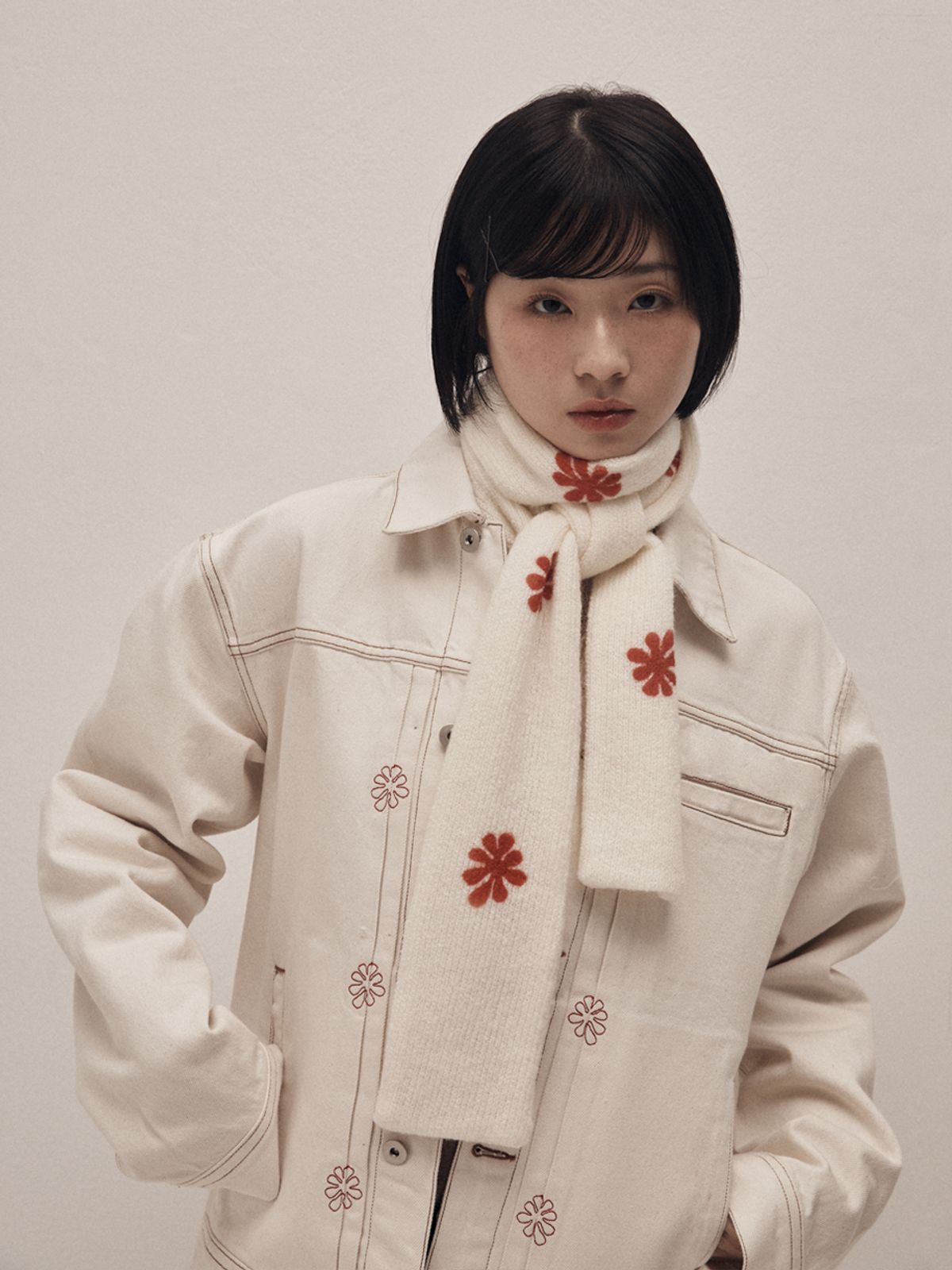 오피쉬(OAFISH) SPRAY LOGO MUFFLER, IVORY/RED