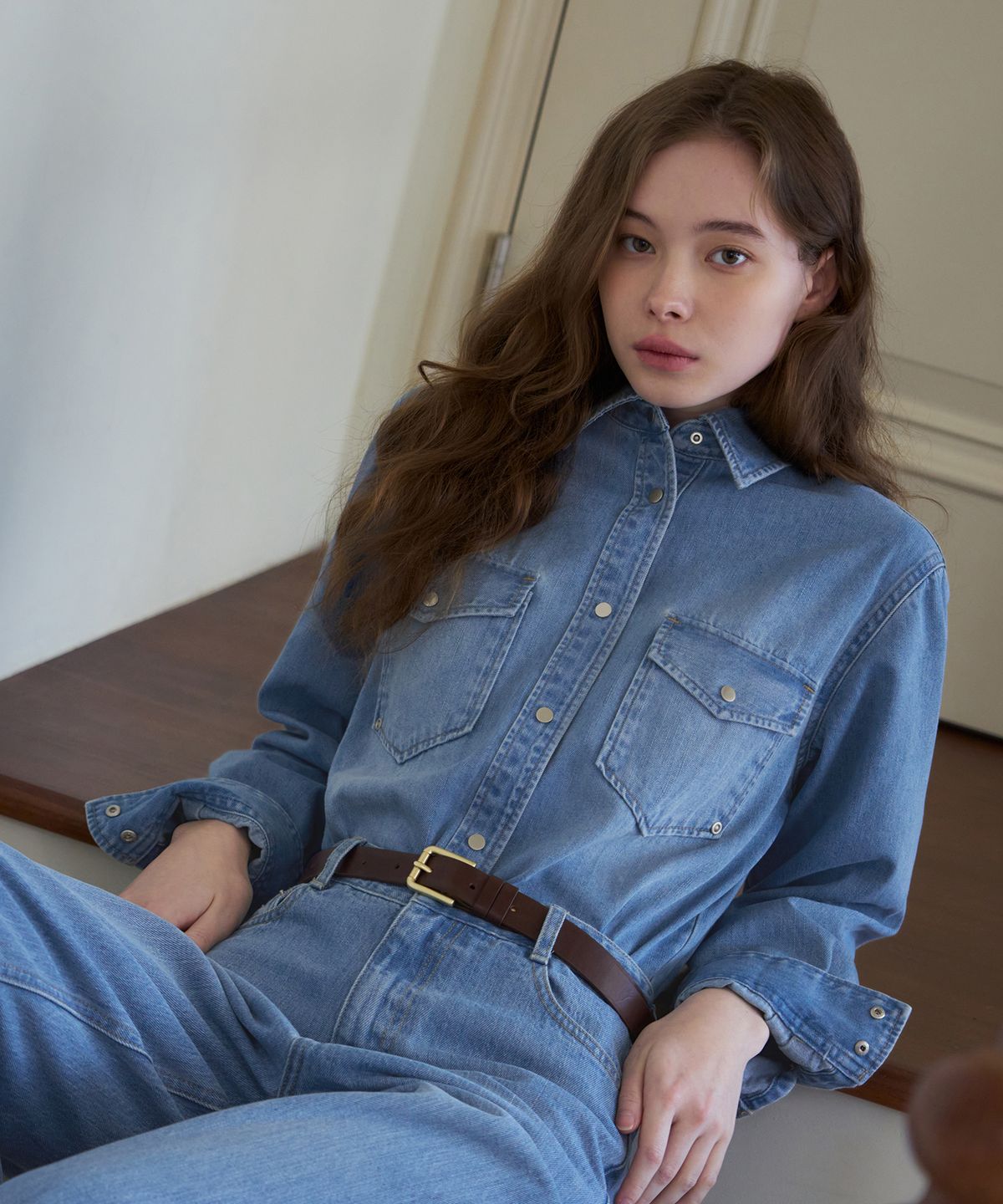 드로우핏 우먼(DRAWFIT WOMEN) 슬림 라인 포켓 데님 셔츠 [LIGHT BLUE]
