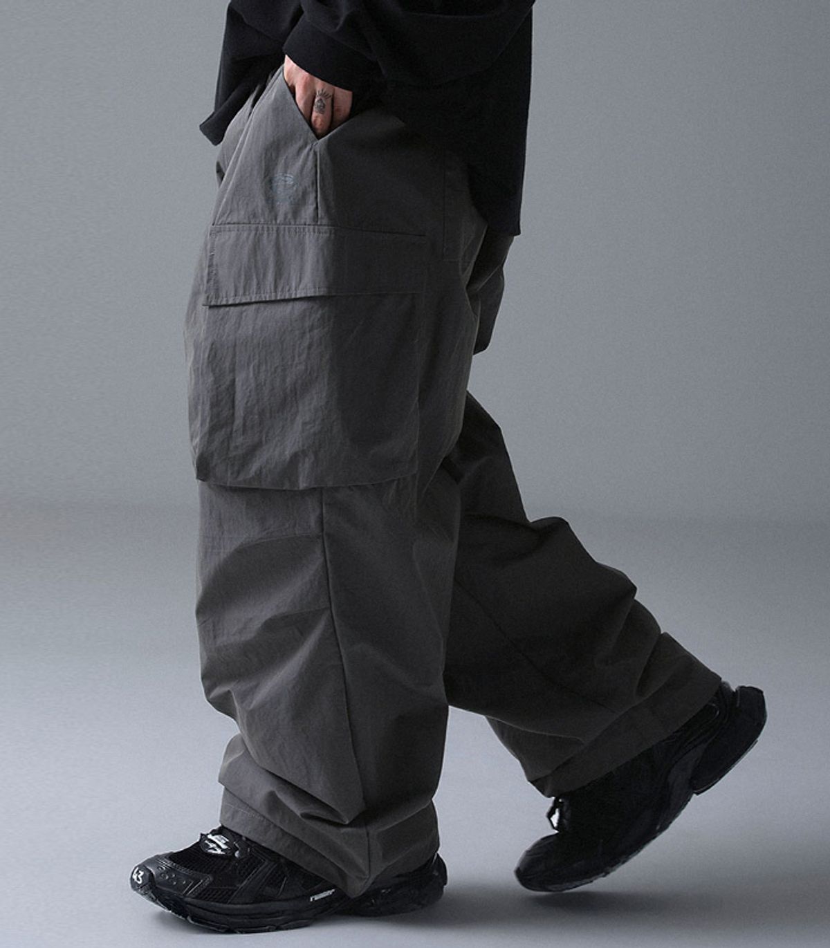 어반드레스(AVANDRESS) Rne Big Pocket Pants DARK GREY