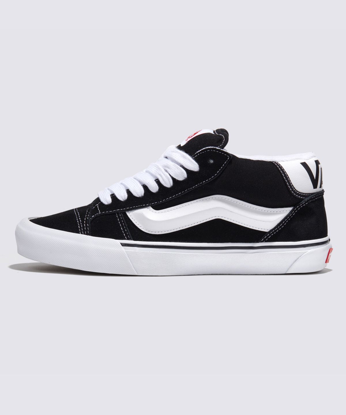 반스(VANS) 뉴 미드 - 블랙:트루 화이트 / VN000CQ96BT1
