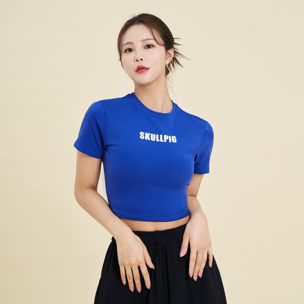 스컬피그(SKULLPIG) [SWT24020-04] 레터링 크롭 숏 슬리브 돌핀블루