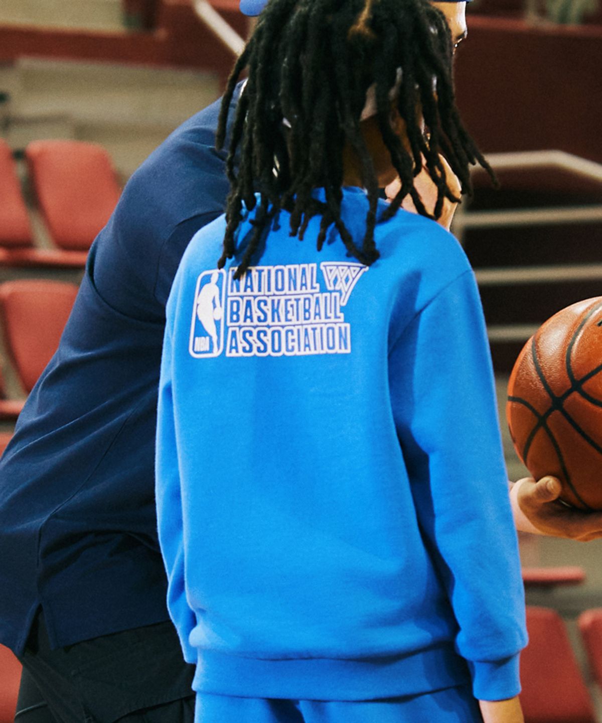 엔비에이 키즈(NBA KIDS) 에센셜 포인트 맨투맨(K241TS030P) 블루