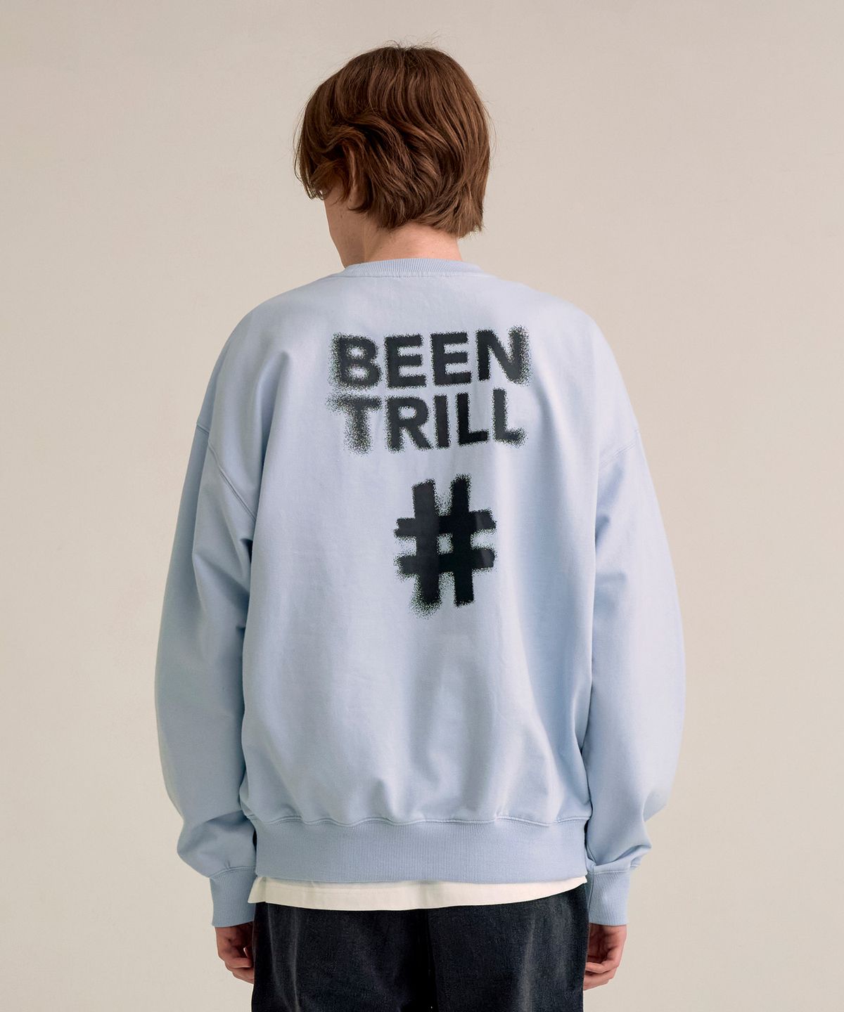빈트릴(BEENTRILL) 블러 해시태그 오버핏 맨투맨(스카이 블루)