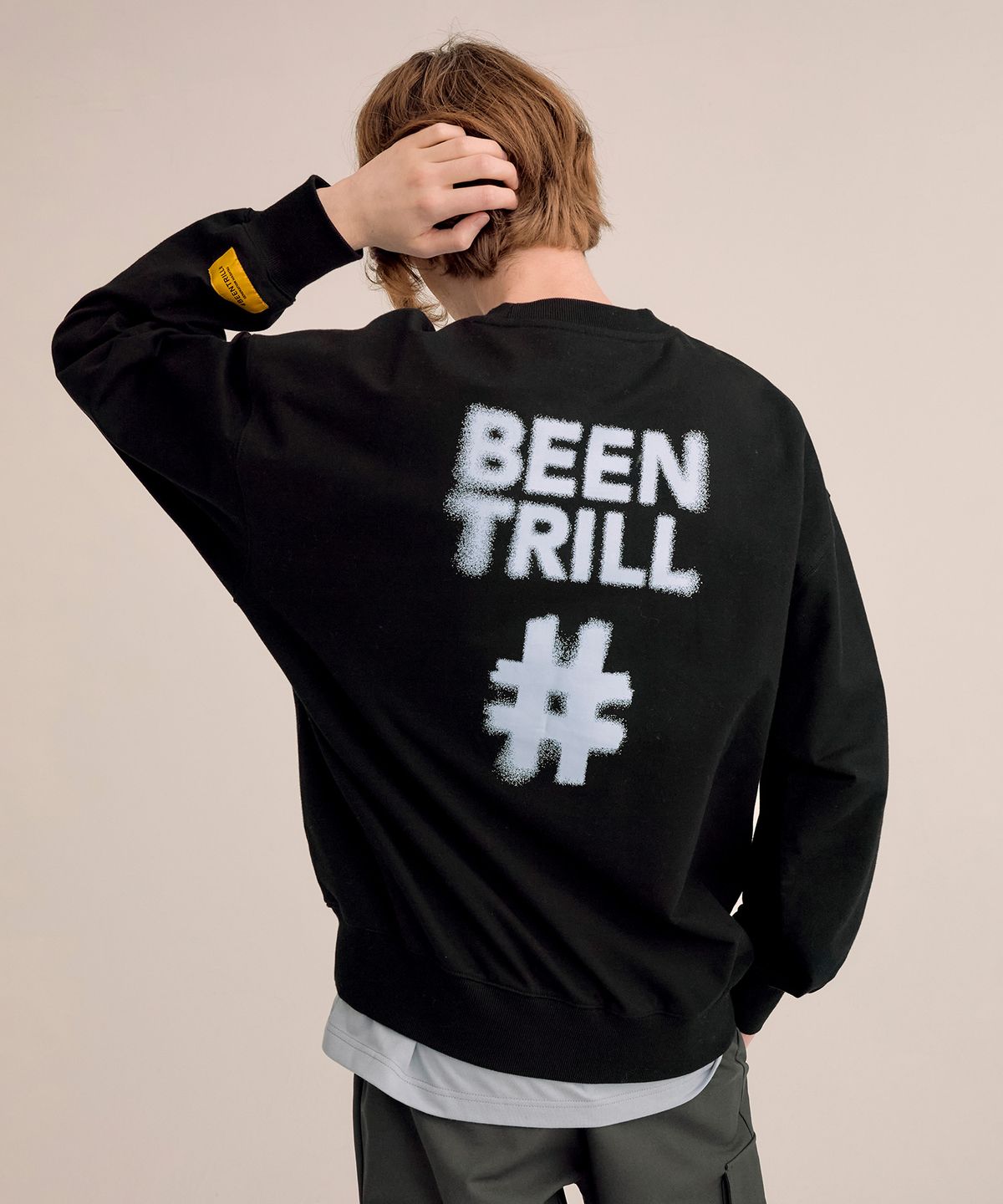 빈트릴(BEENTRILL) 블러 해시태그 오버핏 맨투맨(블랙)