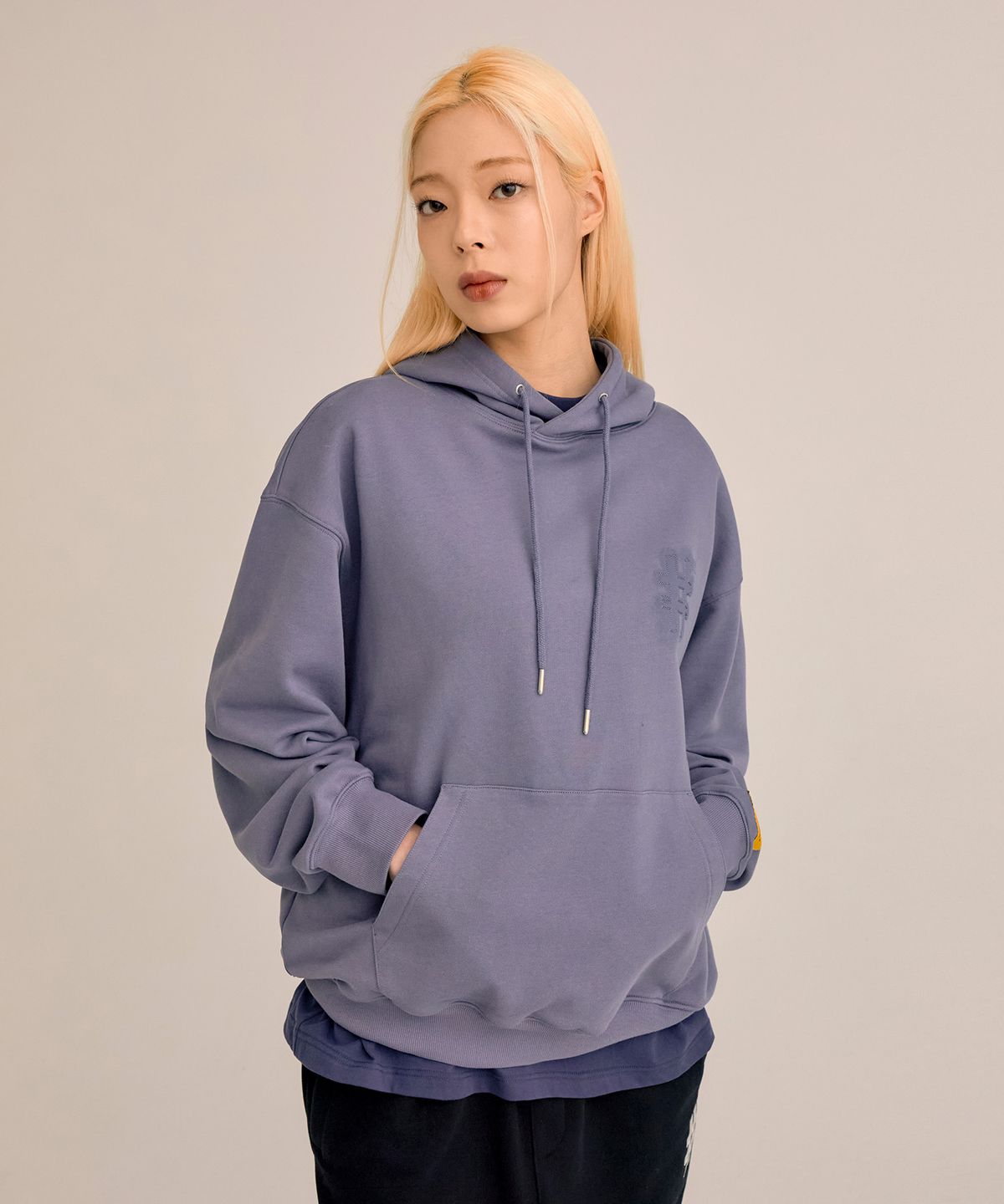 빈트릴(BEENTRILL) 블러 스티치 해시태그 오버핏 후드티(쿨 그레이)