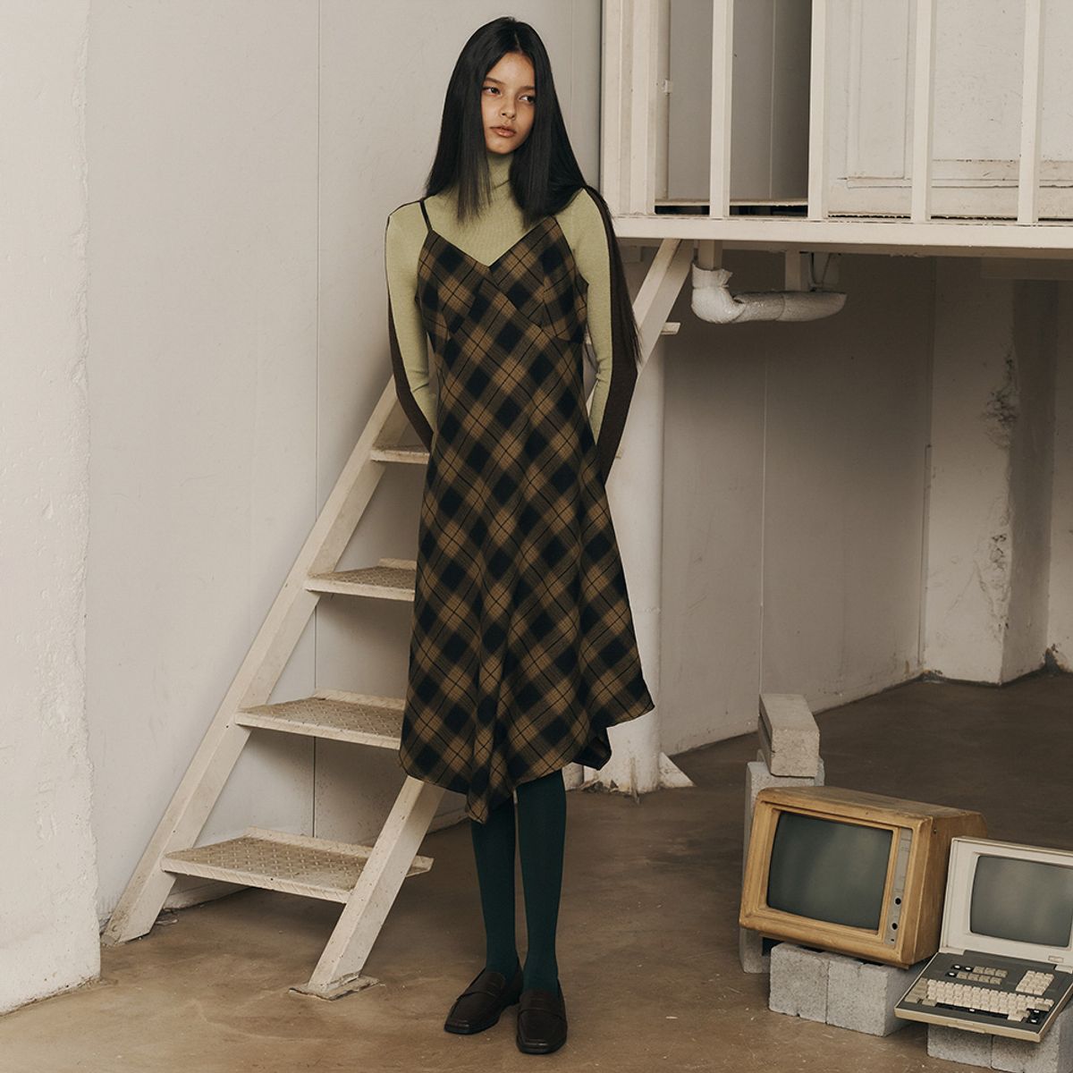 에이앤레이(AEIREI) AR_Irregular plaid suspender dress