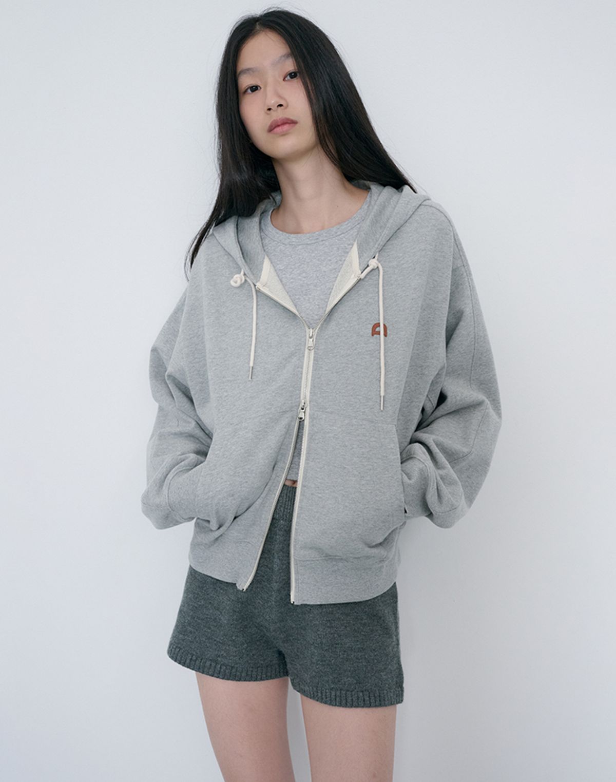 던스트(DUNST) UNISEX LEATHER LOGO ZIP-UP HOODIE_UDTS6C108_MELANGE GREY