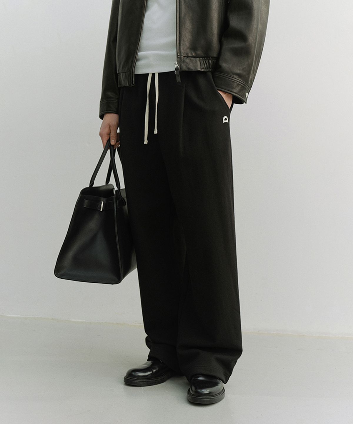 던스트 포 맨(DUNST FOR MEN) LEATHER LOGO WIDE SWEAT PANTS_UNISEX_UDPA6A102_BLACK