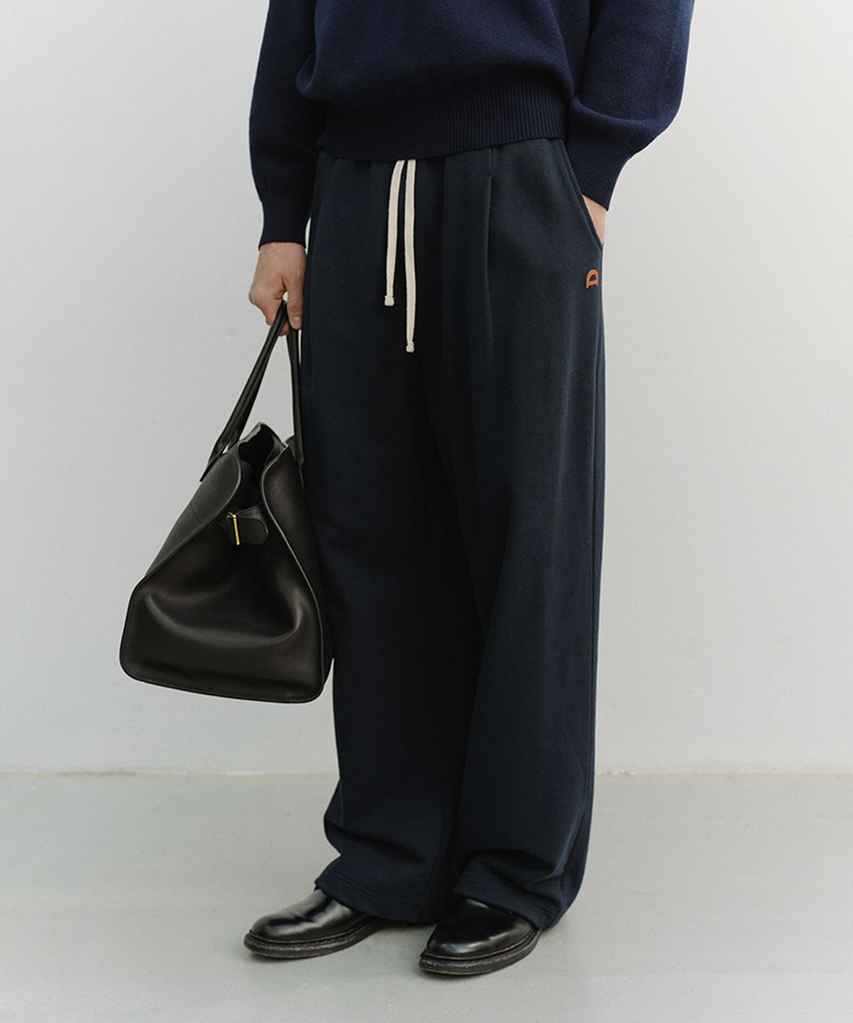 던스트 포 맨(DUNST FOR MEN) LEATHER LOGO WIDE SWEAT PANTS_UNISEX_UDPA6A102_FRENCH NAVY