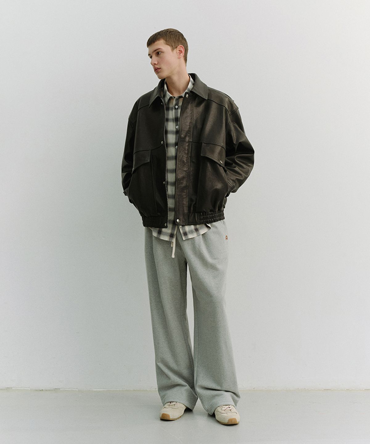 던스트 포 맨(DUNST FOR MEN) LEATHER LOGO WIDE SWEAT PANTS_UNISEX_UDPA6A102_MELANGE GREY