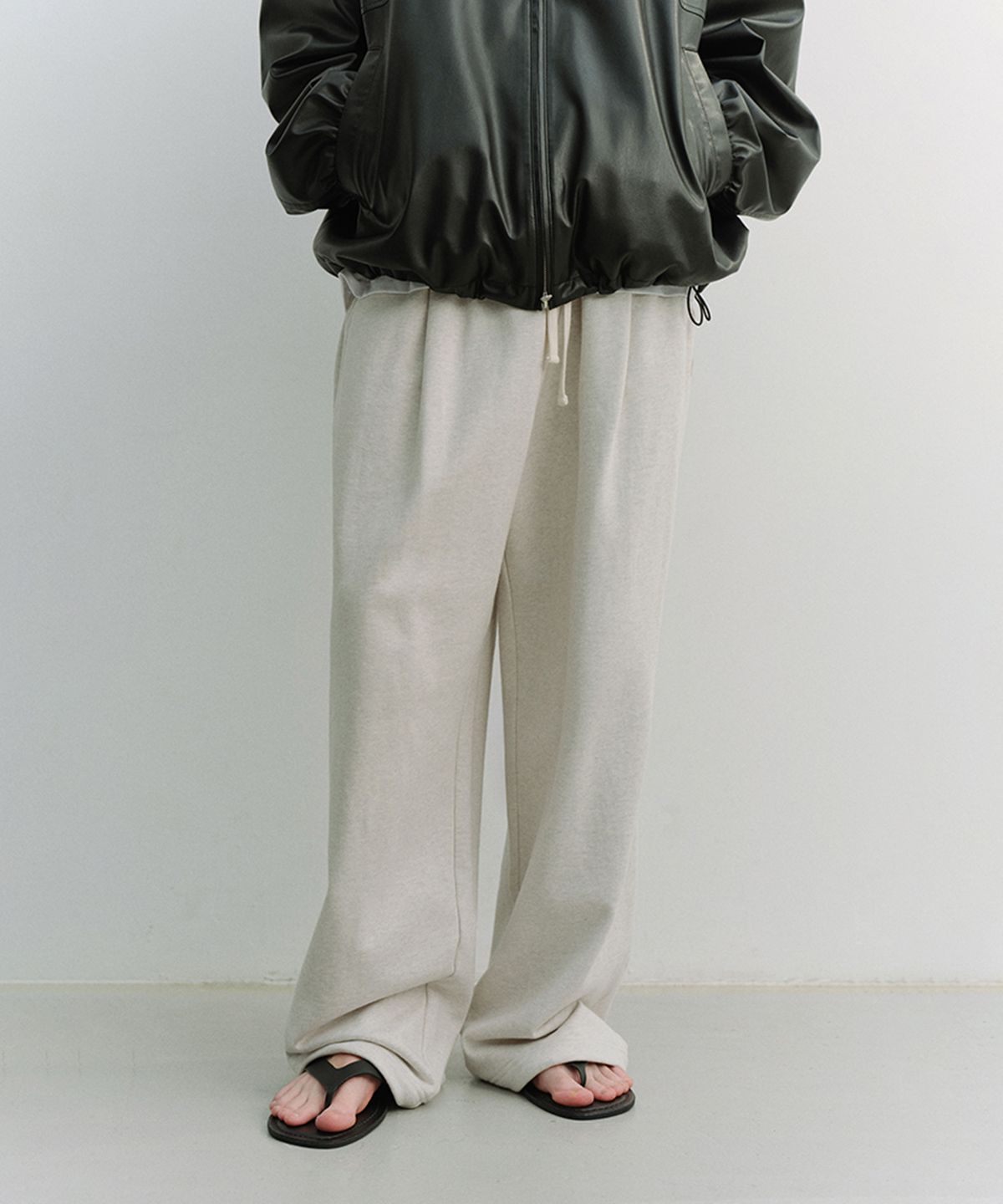 던스트 포 맨(DUNST FOR MEN) LEATHER LOGO WIDE SWEAT PANTS_UNISEX_UDPA6A102_OATMEAL MELANGE