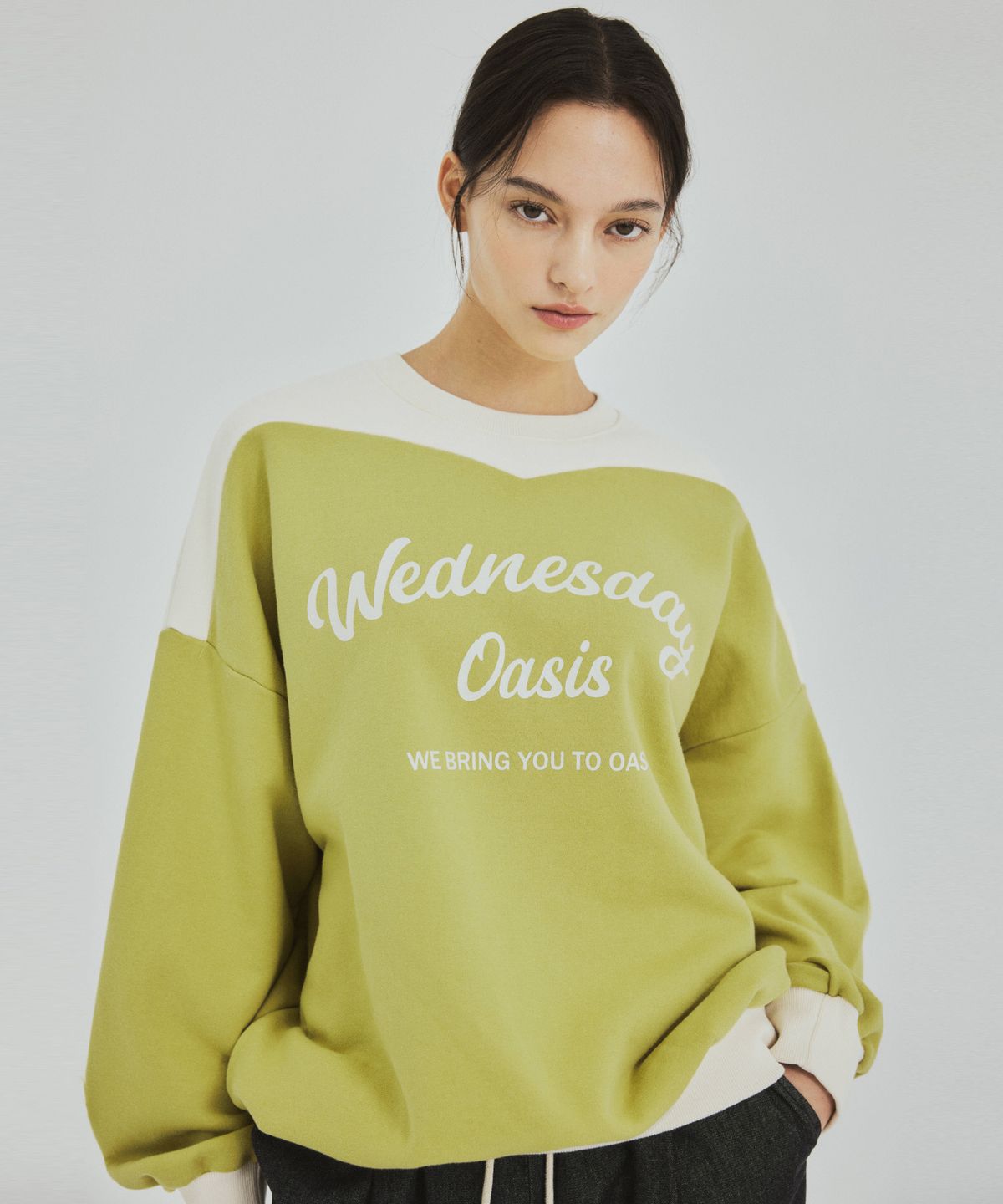 웬즈데이오아시스 포 우먼(WEDNESDAYOASISFORWOMEN) W/시그니처 절개 풀오버 맨투맨(2color)