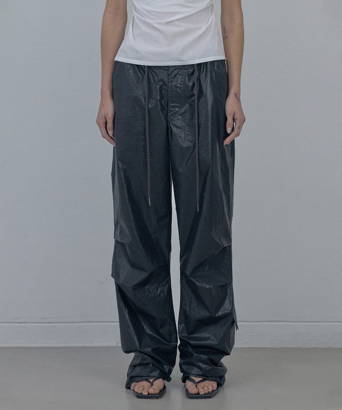 스컬프터(SCULPTOR) Glossy Parachute Pants Black
