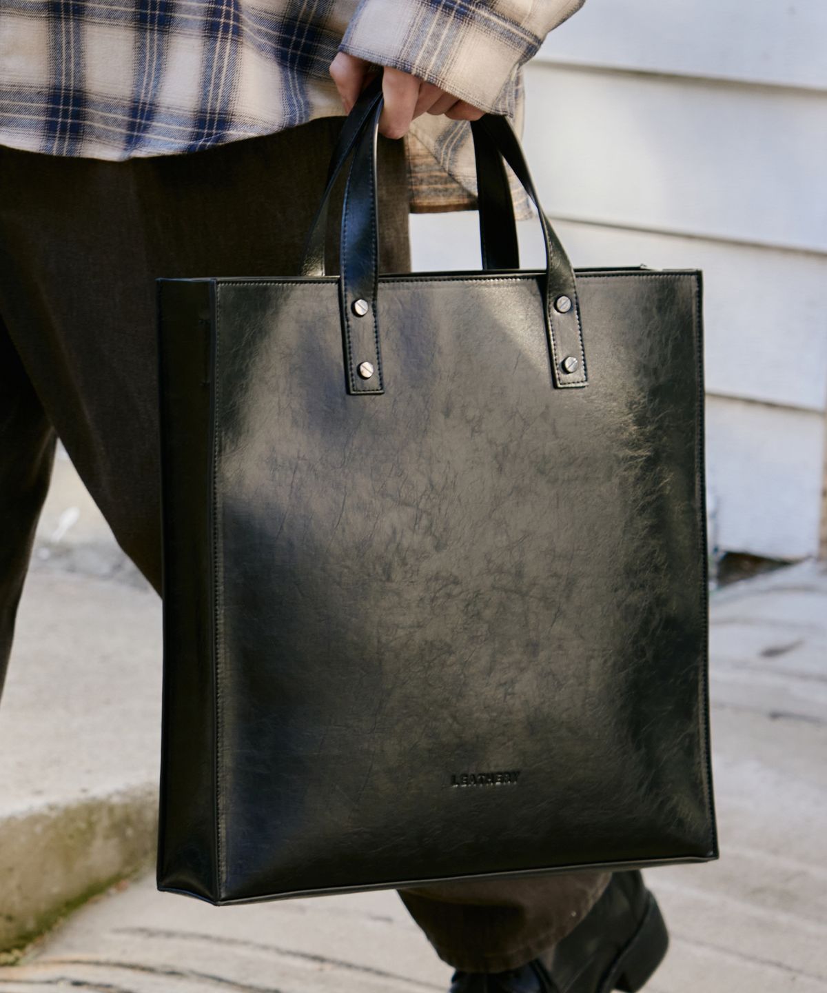 레더리(LEATHERY) 크랙드 스퀘어 토트백 [BLACK]