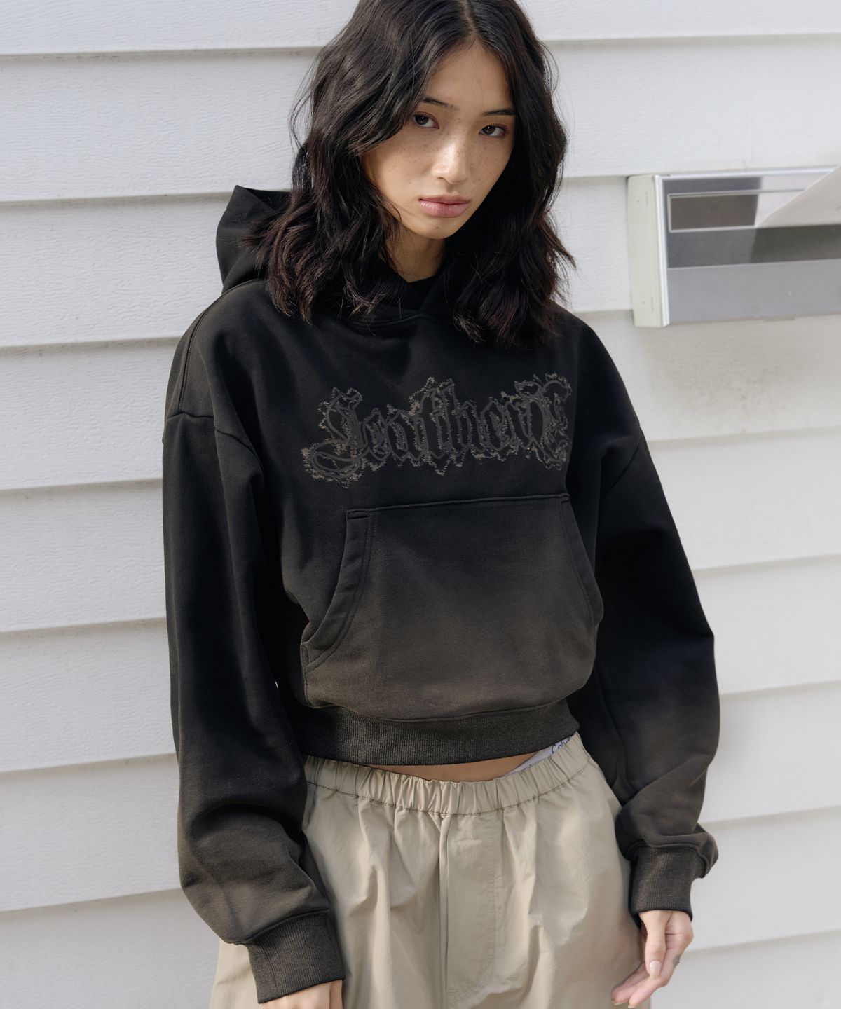 레더리(LEATHERY) 로우 블리치드 크롭 후디 [BLACK]