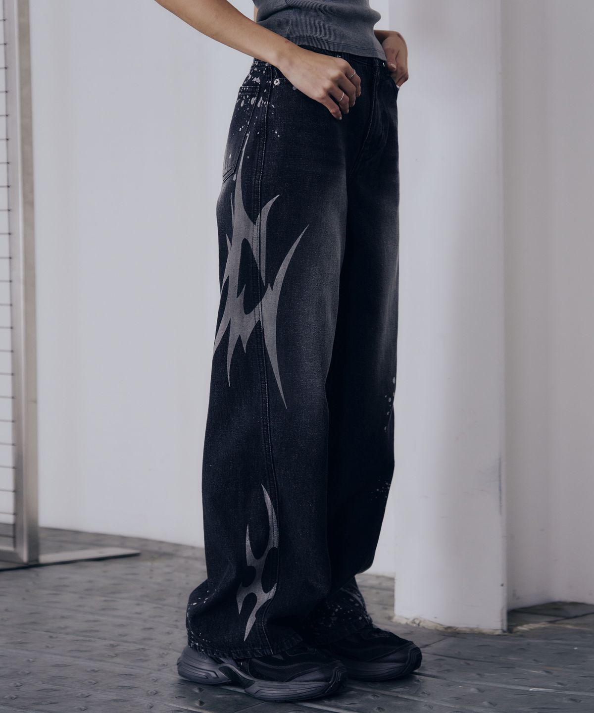 레더리(LEATHERY) 그래픽 프린트 와이드 데님 팬츠 [BLACK]