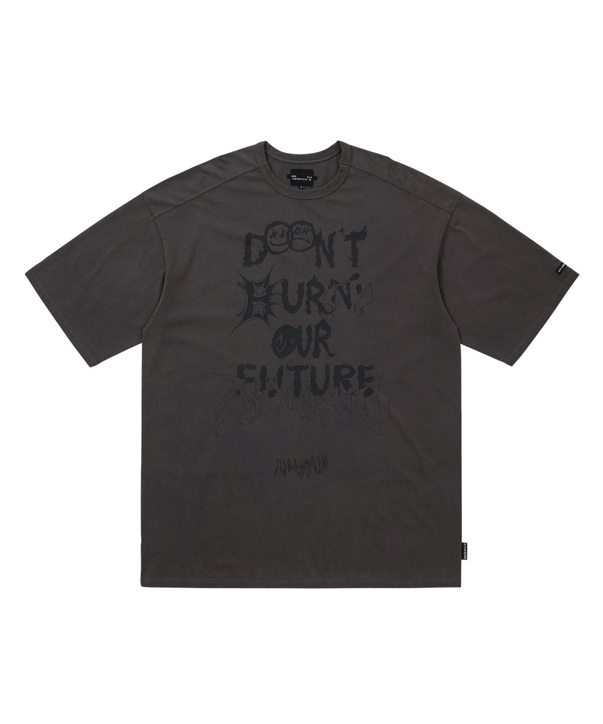 아조바이아조(AJOBYAJO) [PBA] DBOF Collage T-Shirt [CHARCOAL]