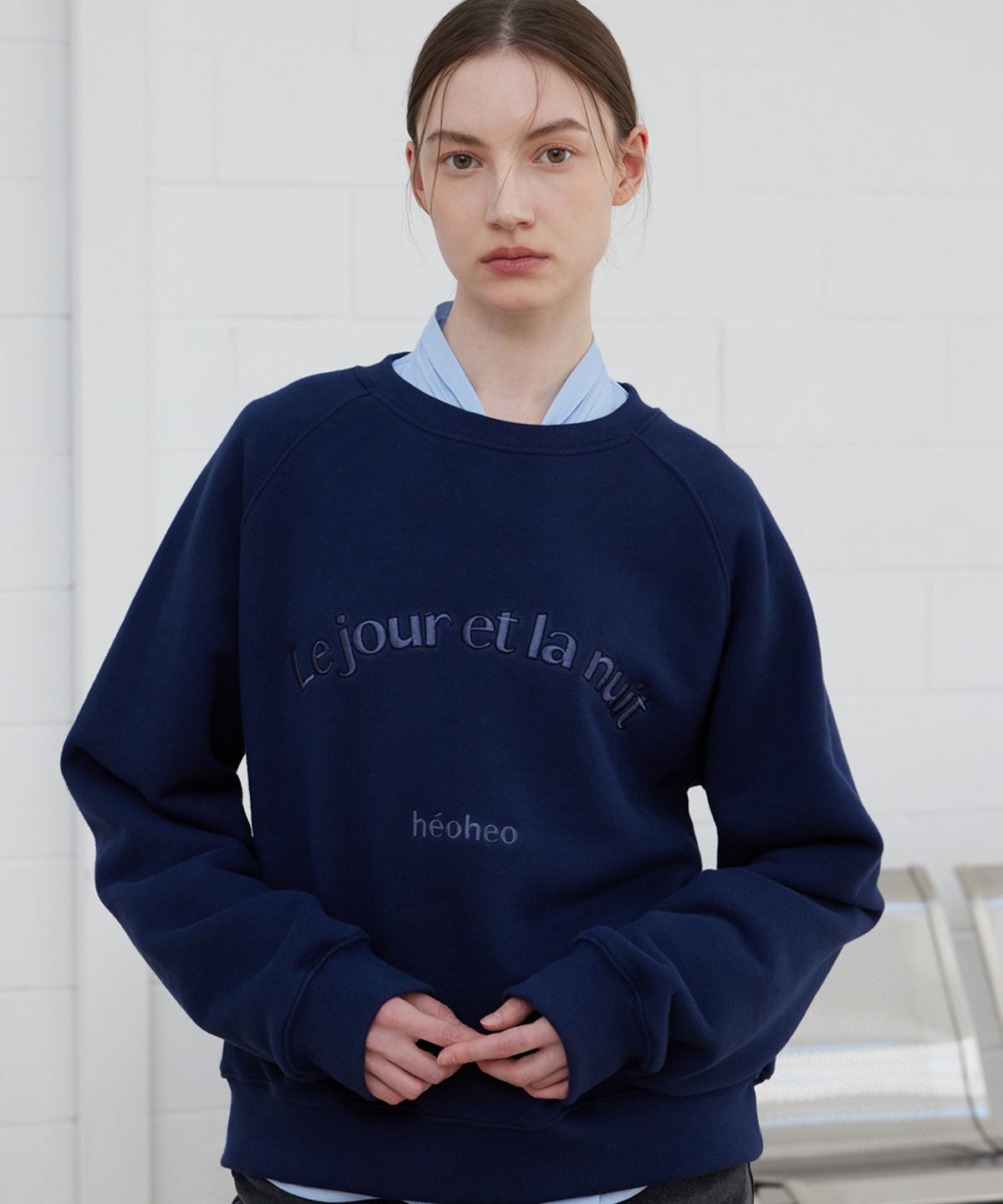 헤오(HEO) 시그니처 그래픽 래글런 맨투맨_네이비