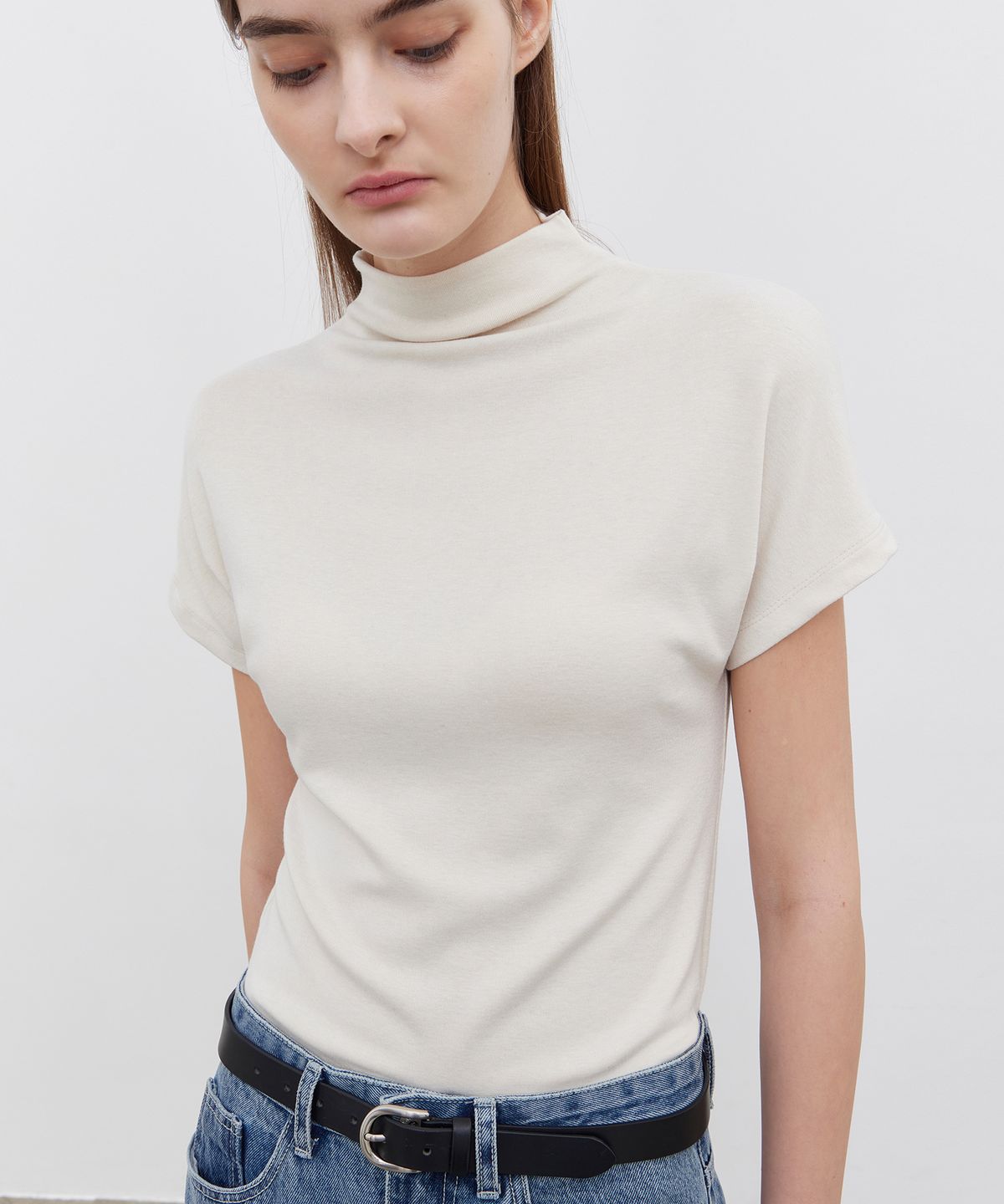 노티아(NOTIA) TURTLE NECK HALF SLEEVE T-SHIRTS - LIGHT BEIGE