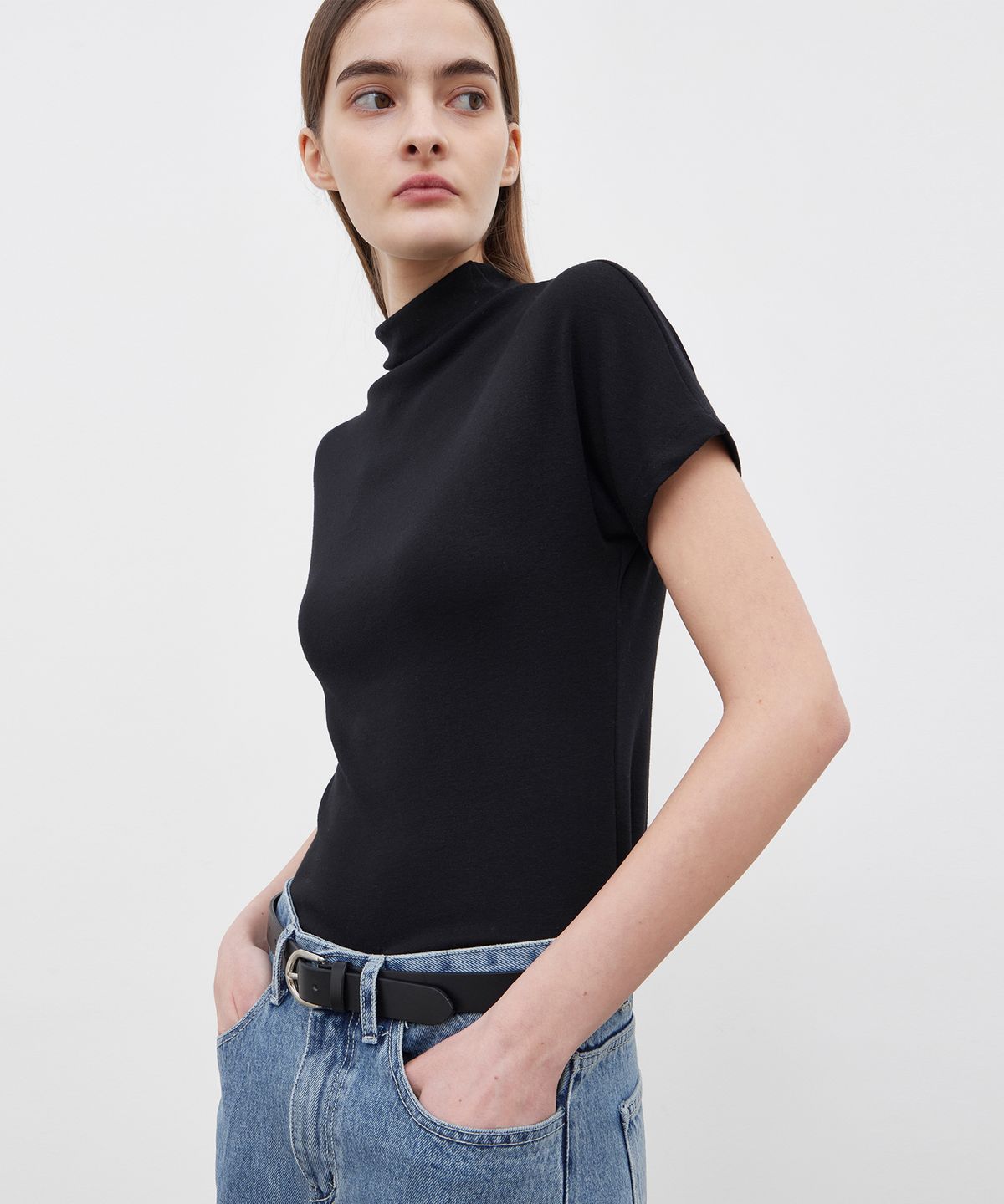노티아(NOTIA) TURTLE NECK HALF SLEEVE T-SHIRTS - BLACK