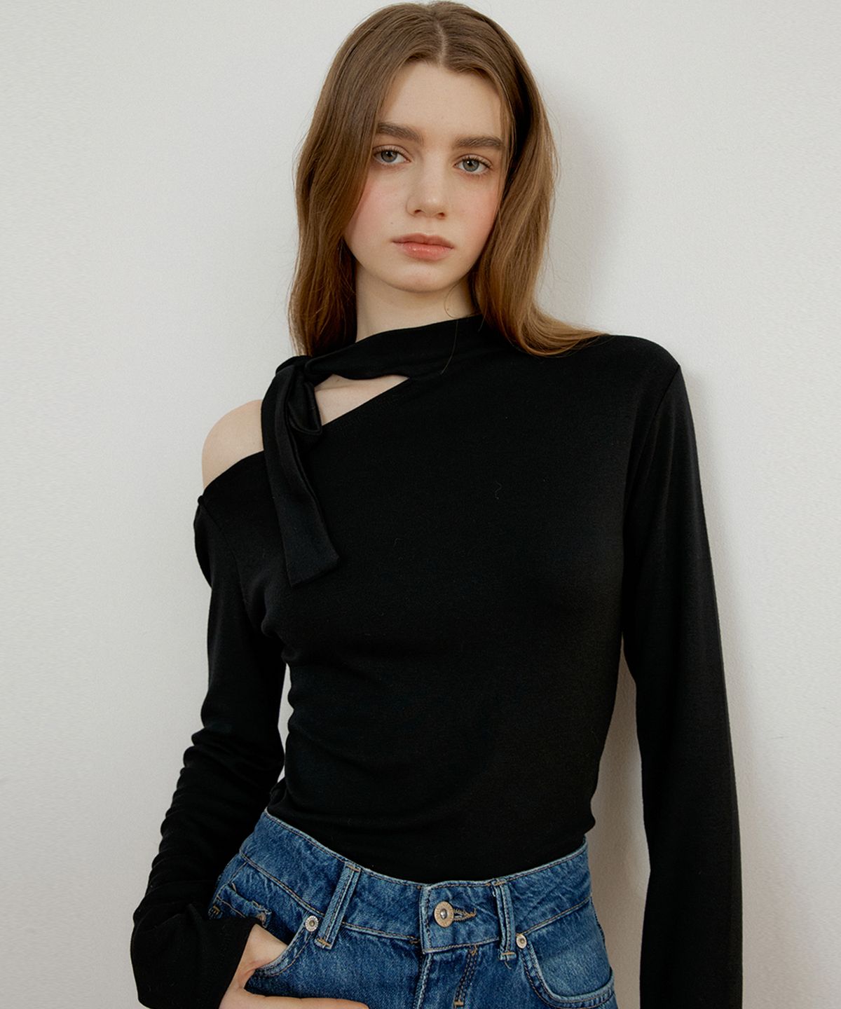 리올그(REORG) AT CUTOUT SCARF T-SHIRTS BLACK