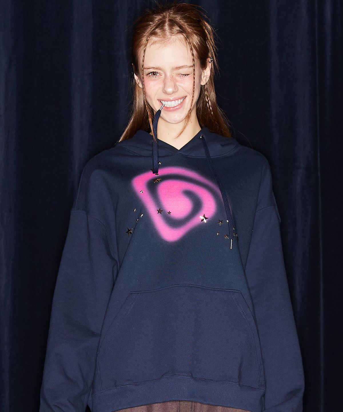 러브이즈트루(LUVISTRUE) NM STAR HOTFIX HOODIE(NAVY)