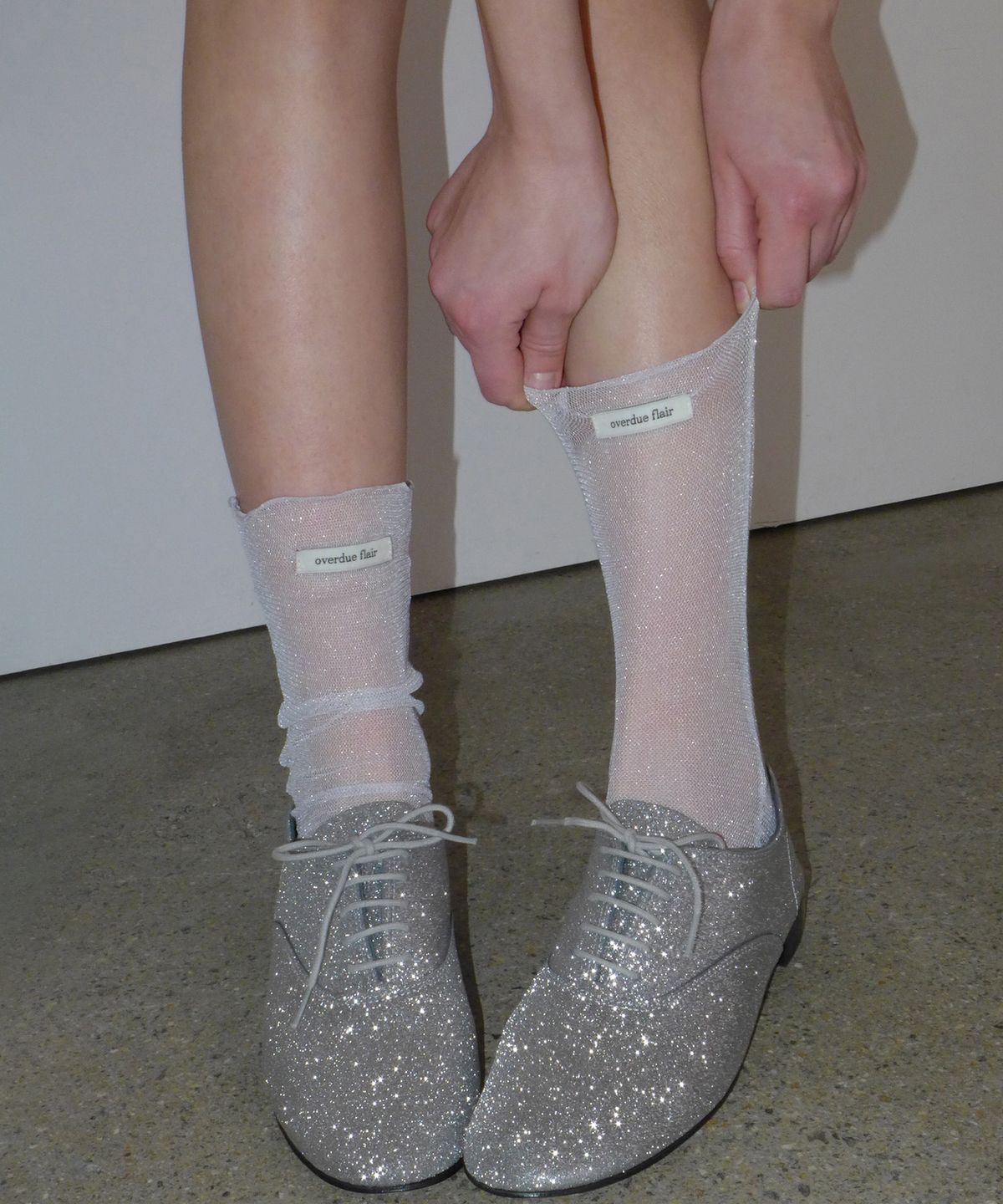 오버듀플레어(OVERDUEFLAIR) GLITTER MESH SOCKS_SILVER