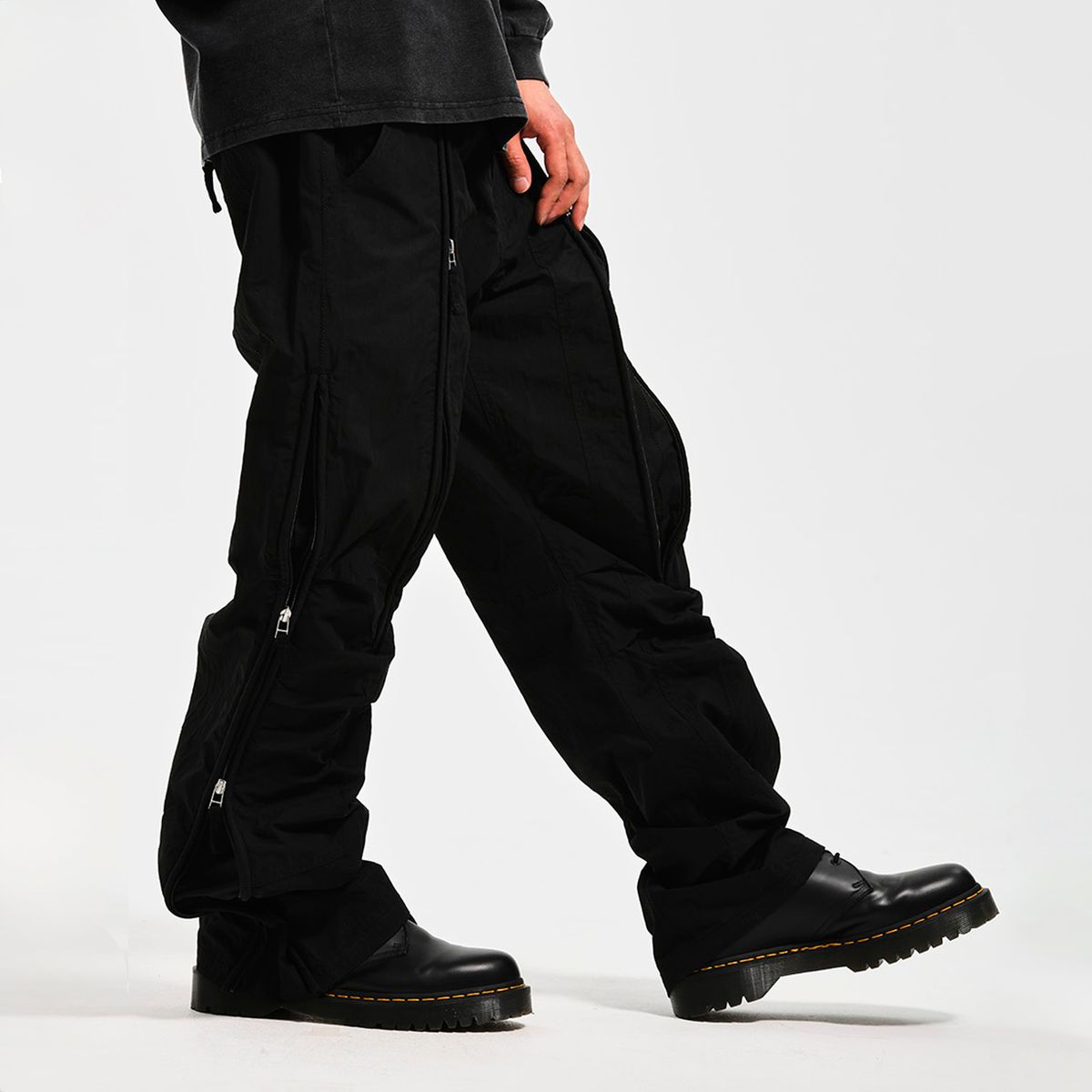 엑스트라오디너리(EXTRAORDINARY) PARACHUTE PANTS  BLACK