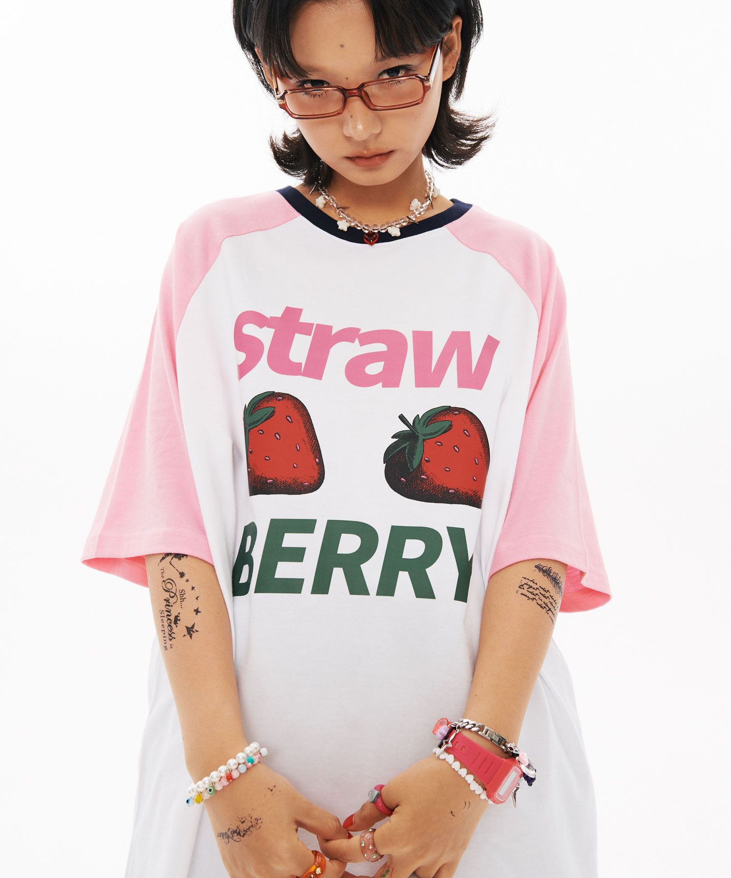 ◆WONDERVISITOR Strawberry Overfit Raglan T-shirt/2色◆ WONDER VISITOR】Strawberry Overfit Raglan T-shirt (WONDER