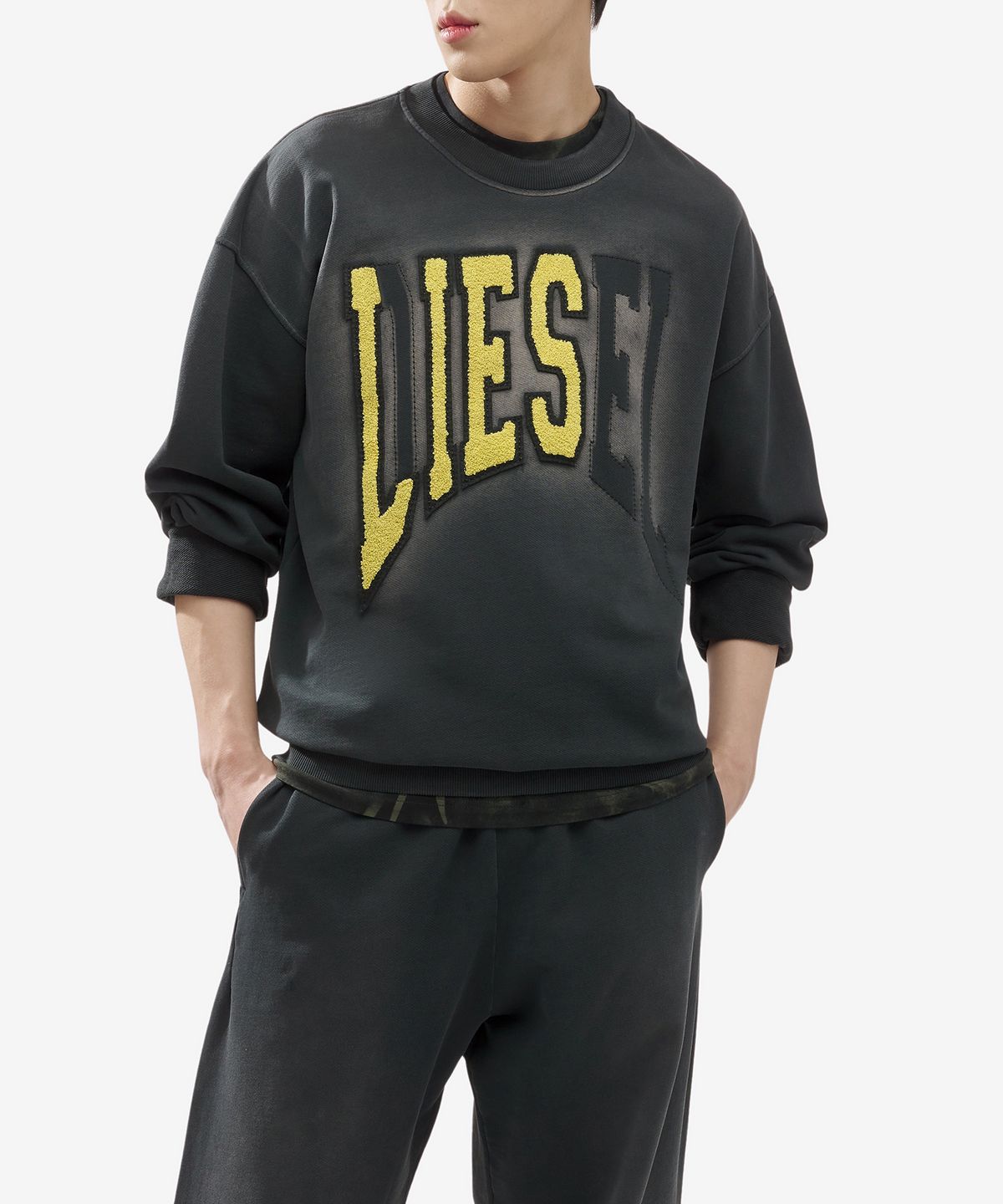 디젤(DIESEL) S 복스트 맨투맨 - 블랙 / A121240EPAI9XX